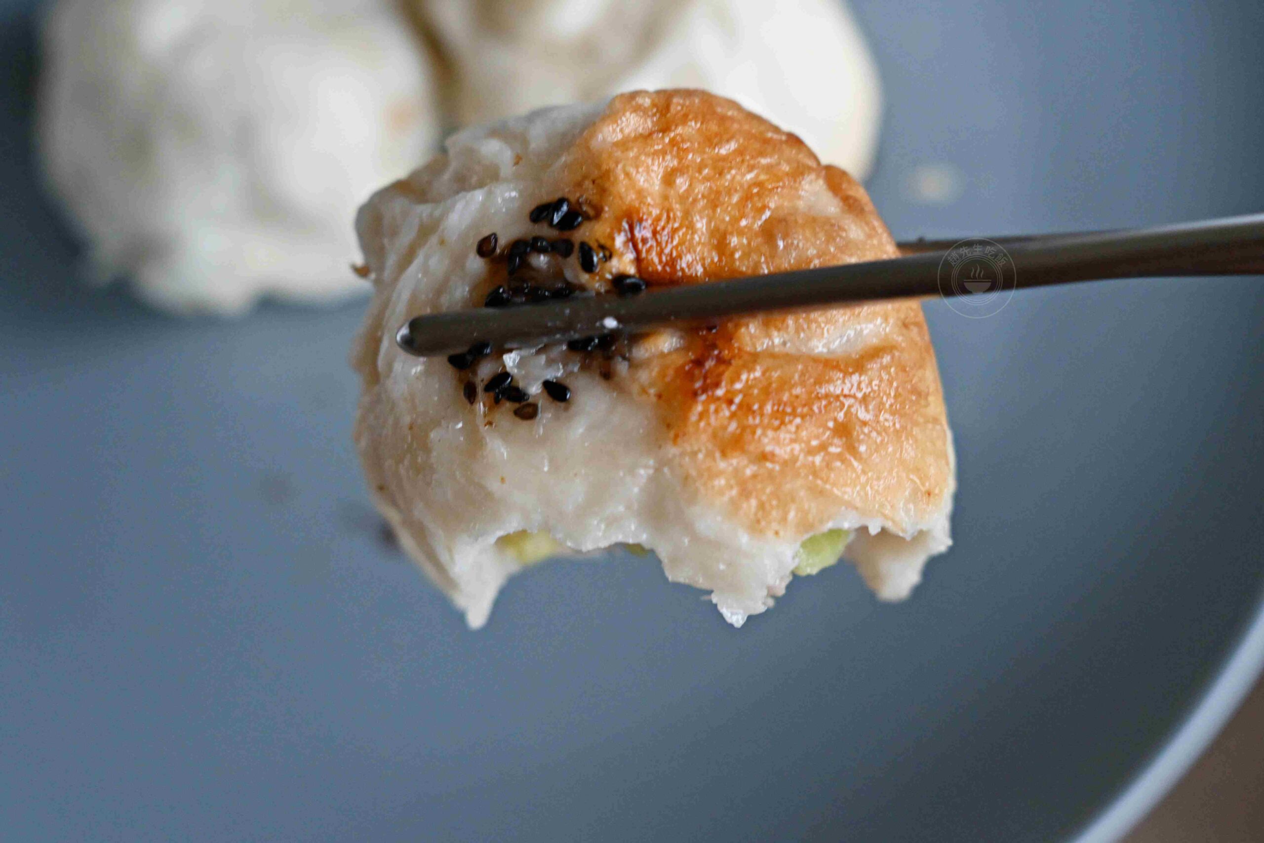 【三重美食】信義公園旁水煎包，在地人從小吃到大的8元水煎包推薦(菜單) @趙先生吃飯