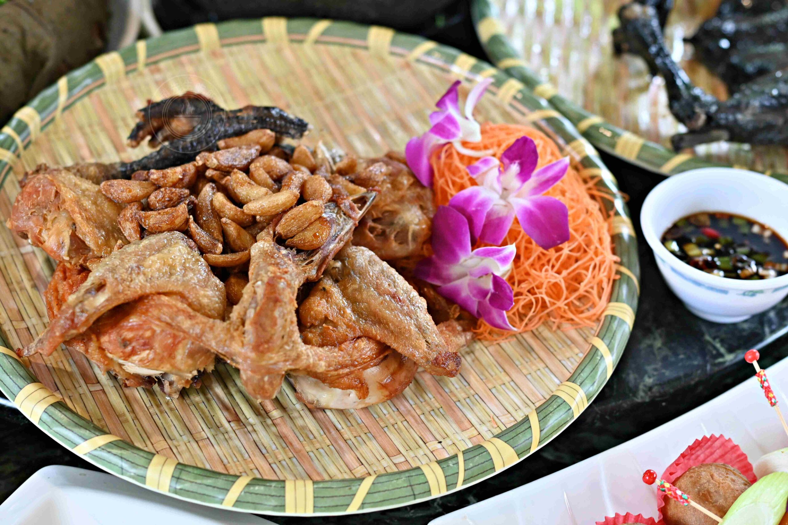 【高雄大社美食】綠野山莊花園餐廳，古董火車軌道送餐超吸睛，三十年老字號土雞城推薦(菜單) @趙先生吃飯