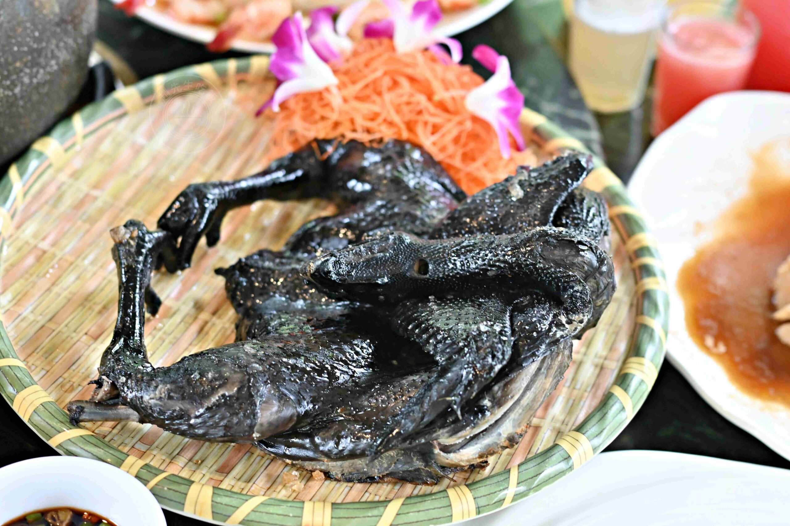 【高雄大社美食】綠野山莊花園餐廳，古董火車軌道送餐超吸睛，三十年老字號土雞城推薦(菜單) @趙先生吃飯