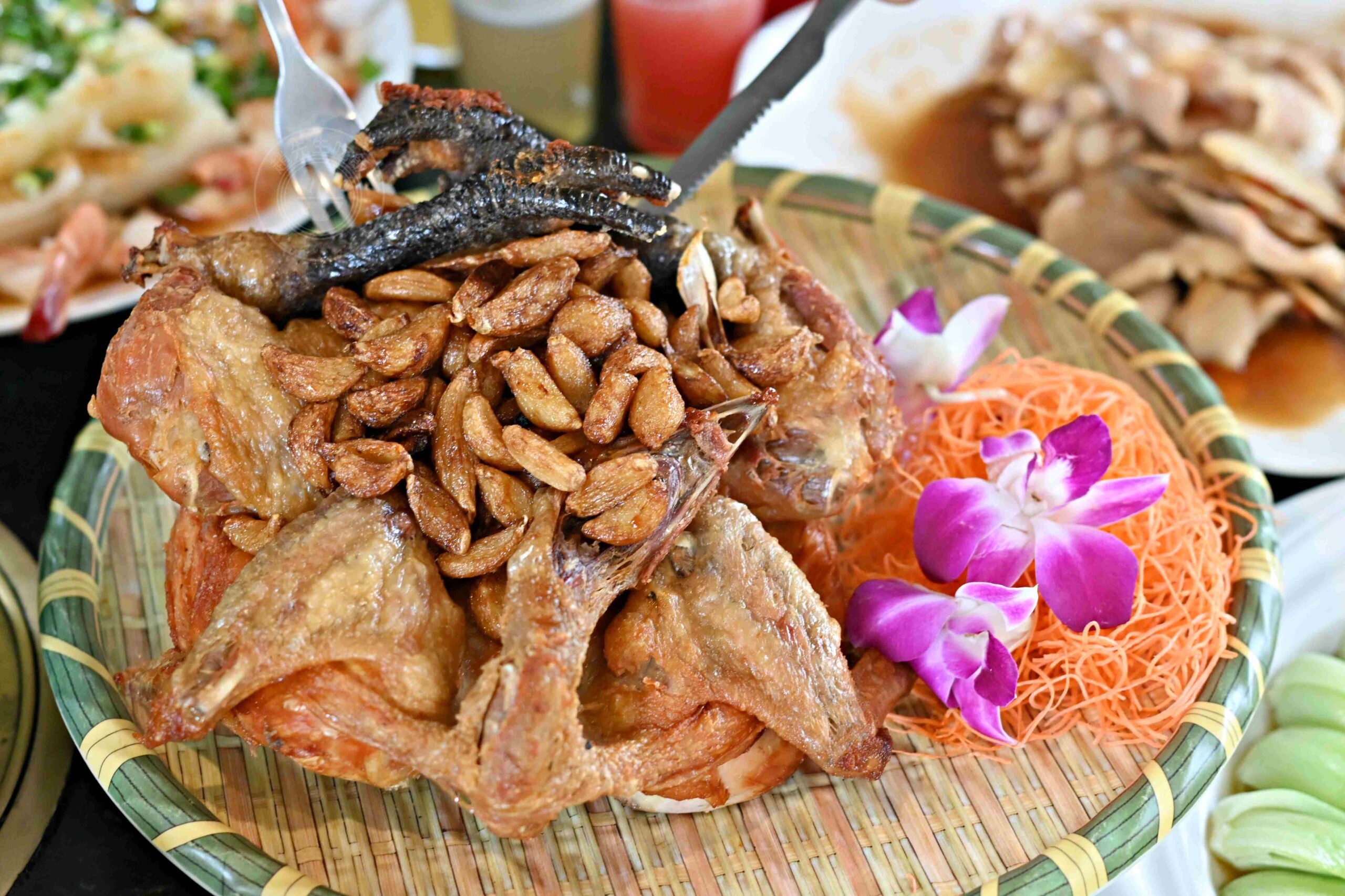 【高雄大社美食】綠野山莊花園餐廳，古董火車軌道送餐超吸睛，三十年老字號土雞城推薦(菜單) @趙先生吃飯