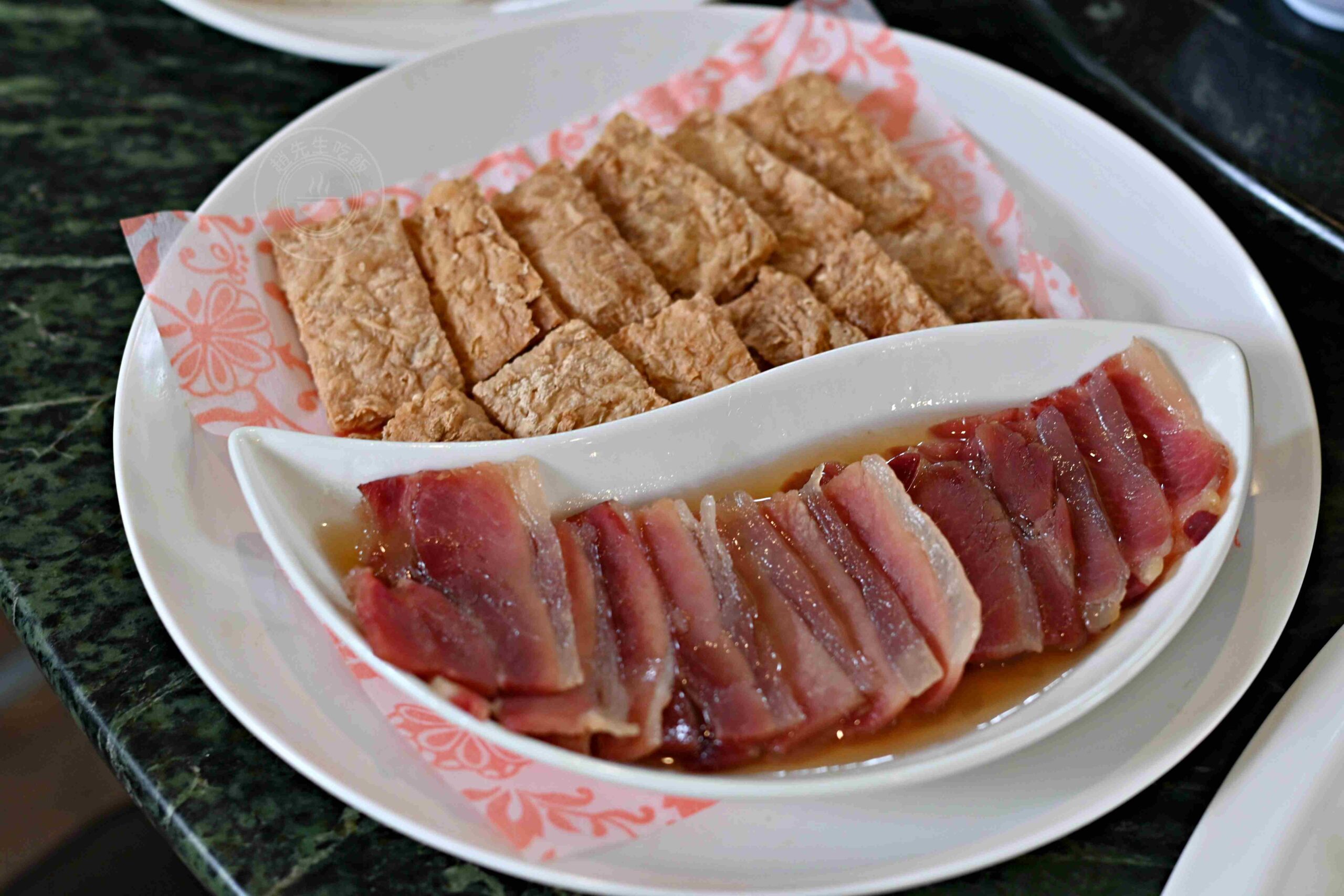 【高雄大社美食】綠野山莊花園餐廳，古董火車軌道送餐超吸睛，三十年老字號土雞城推薦(菜單) @趙先生吃飯