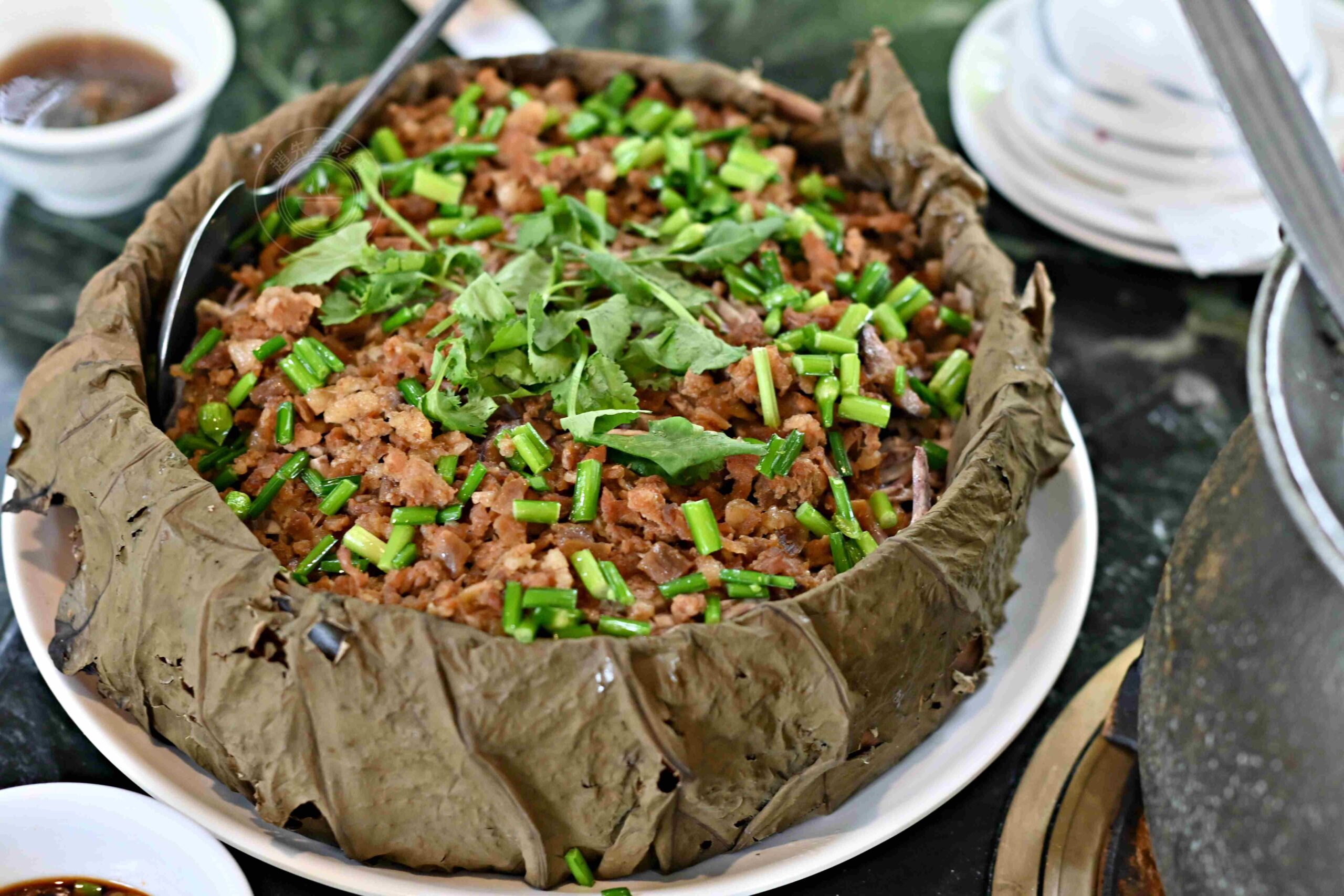 【高雄大社美食】綠野山莊花園餐廳，古董火車軌道送餐超吸睛，三十年老字號土雞城推薦(菜單) @趙先生吃飯