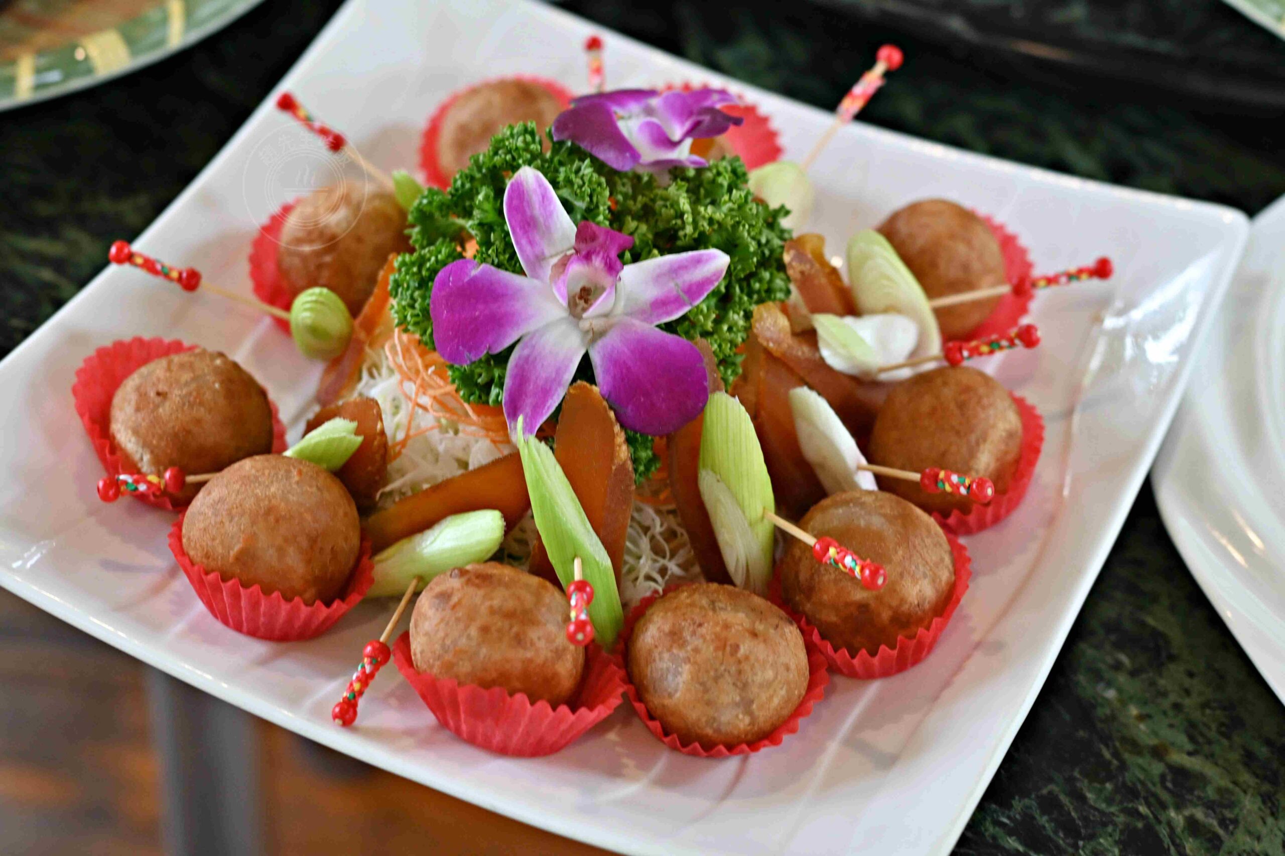 【高雄大社美食】綠野山莊花園餐廳，古董火車軌道送餐超吸睛，三十年老字號土雞城推薦(菜單) @趙先生吃飯