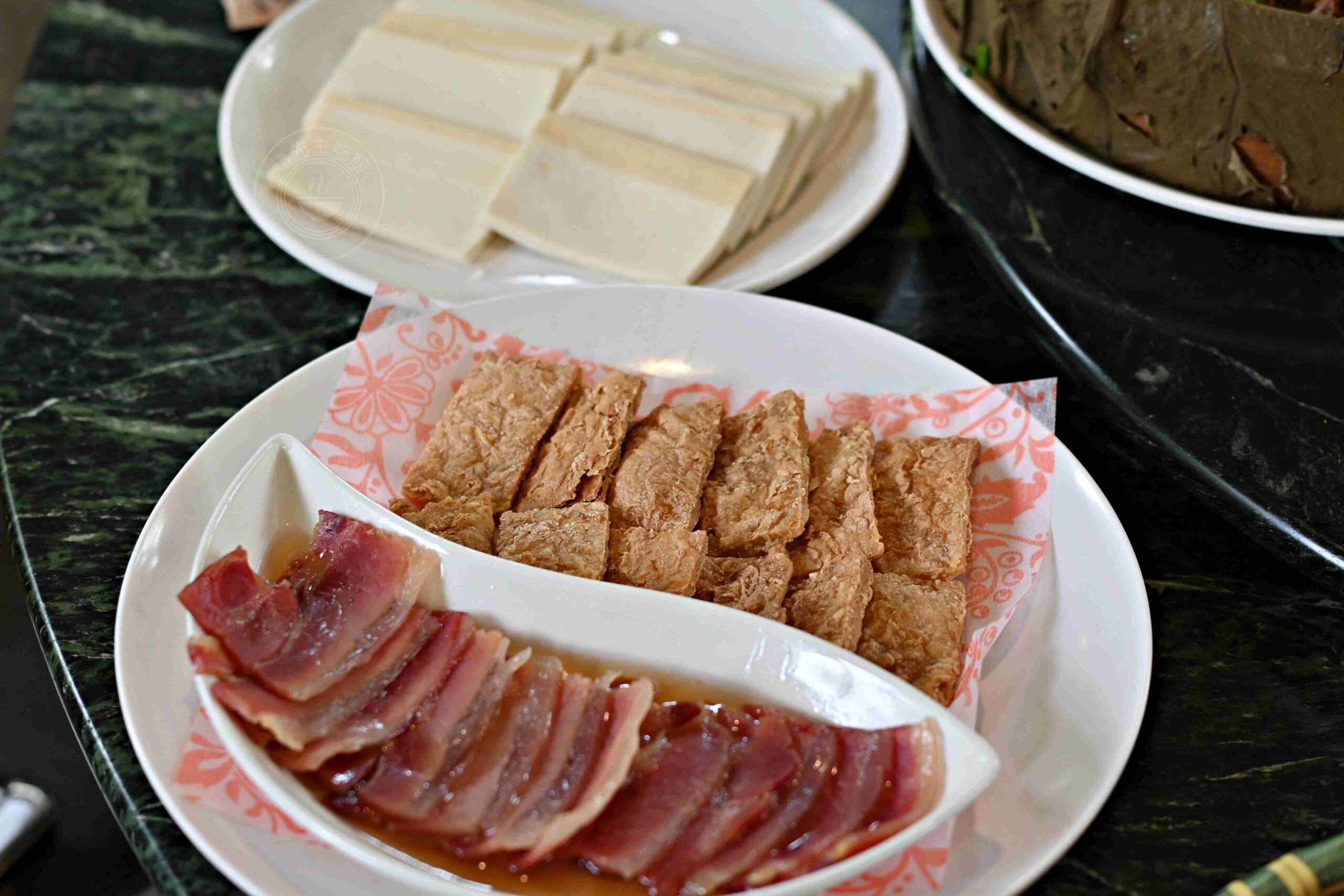 【高雄大社美食】綠野山莊花園餐廳，古董火車軌道送餐超吸睛，三十年老字號土雞城推薦(菜單) @趙先生吃飯