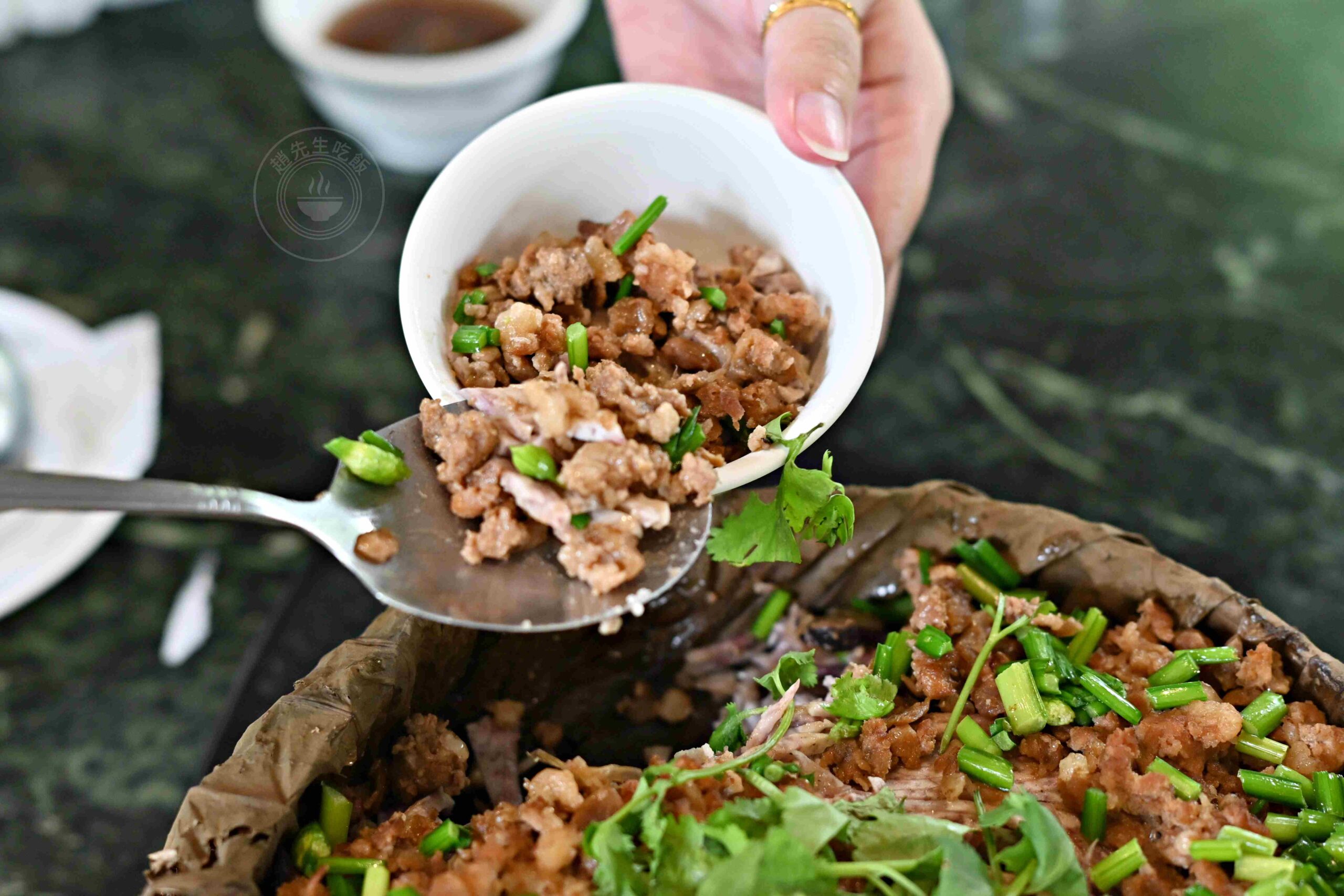 【高雄大社美食】綠野山莊花園餐廳，古董火車軌道送餐超吸睛，三十年老字號土雞城推薦(菜單) @趙先生吃飯