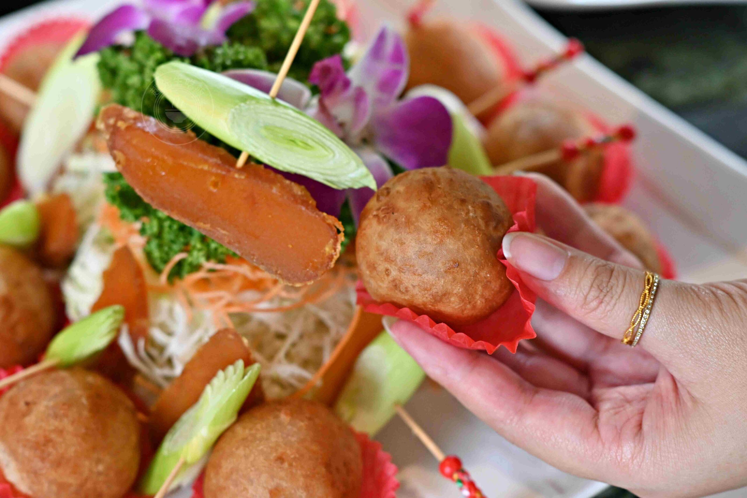 【高雄大社美食】綠野山莊花園餐廳，古董火車軌道送餐超吸睛，三十年老字號土雞城推薦(菜單) @趙先生吃飯