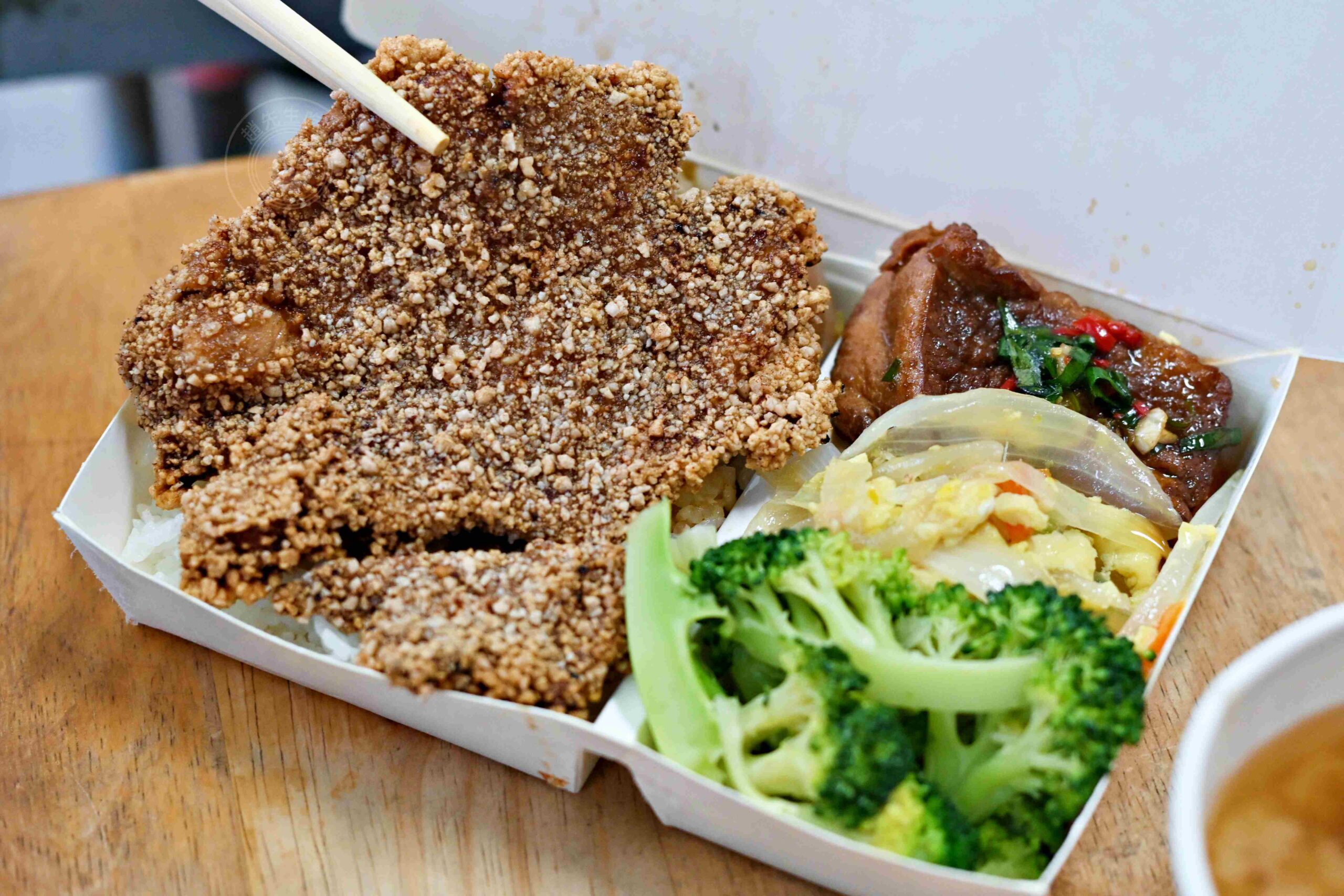 【鹽埕區美食】阿英排骨飯，米其林必比登推薦古早味60年老店，排骨飯味噌湯必點推薦(菜單) @趙先生吃飯