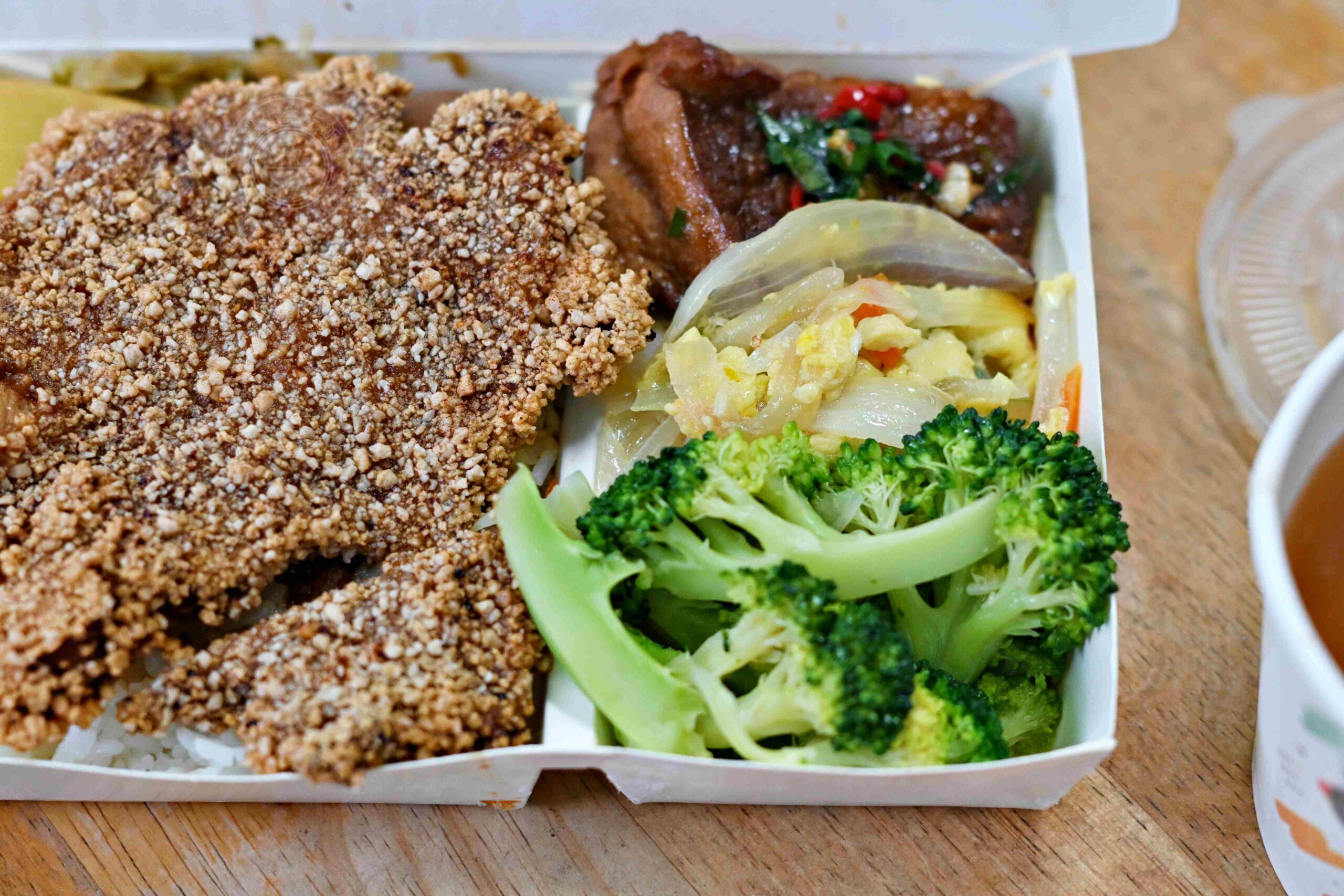 【鹽埕區美食】阿英排骨飯，米其林必比登推薦古早味60年老店，排骨飯味噌湯必點推薦(菜單) @趙先生吃飯