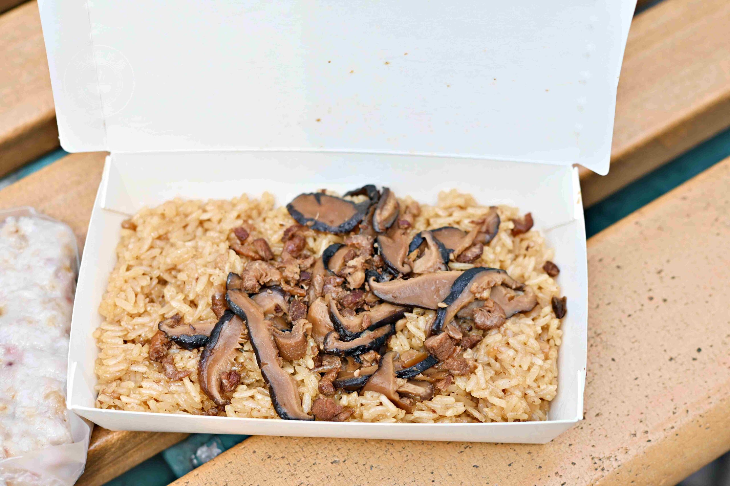 【大稻埕美食】林合發油飯店，郭台銘也愛的油飯，永樂市場必吃的傳統油飯、芋頭粿推薦(菜單) @趙先生吃飯