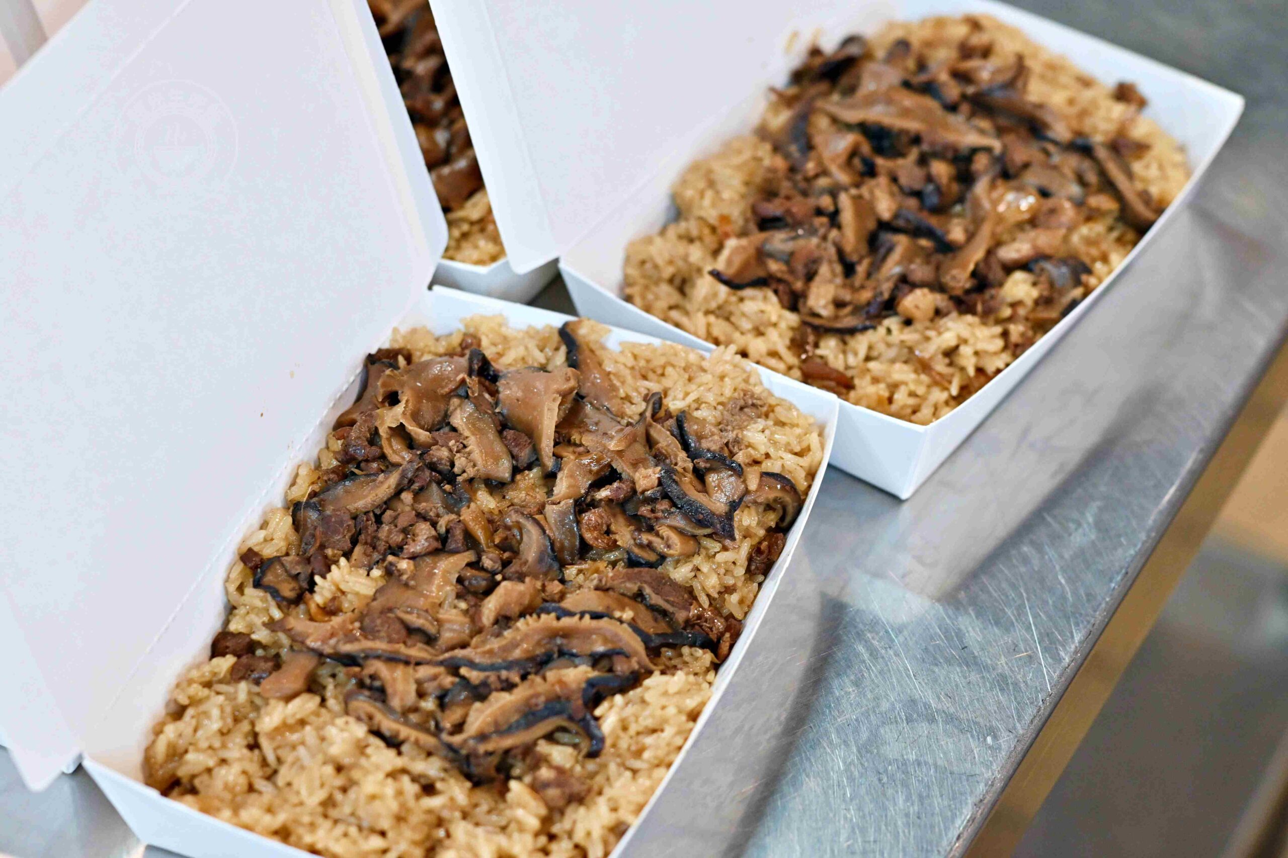 【大稻埕美食】林合發油飯店，郭台銘也愛的油飯，永樂市場必吃的傳統油飯、芋頭粿推薦(菜單) @趙先生吃飯