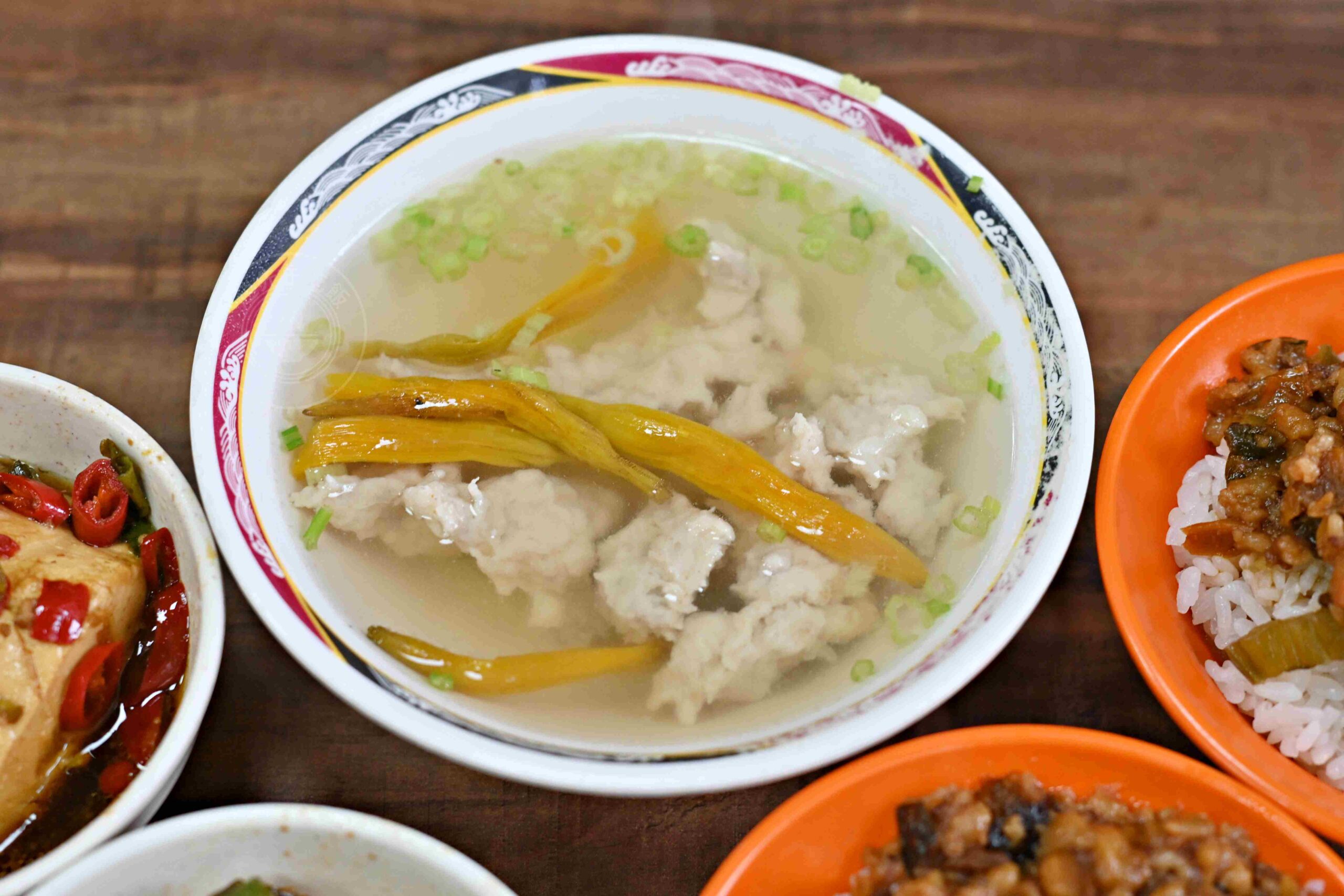 【三重美食】唯豐魯肉飯，三重五大滷肉飯之一，價錢便宜卻超好吃推薦(菜單) @趙先生吃飯