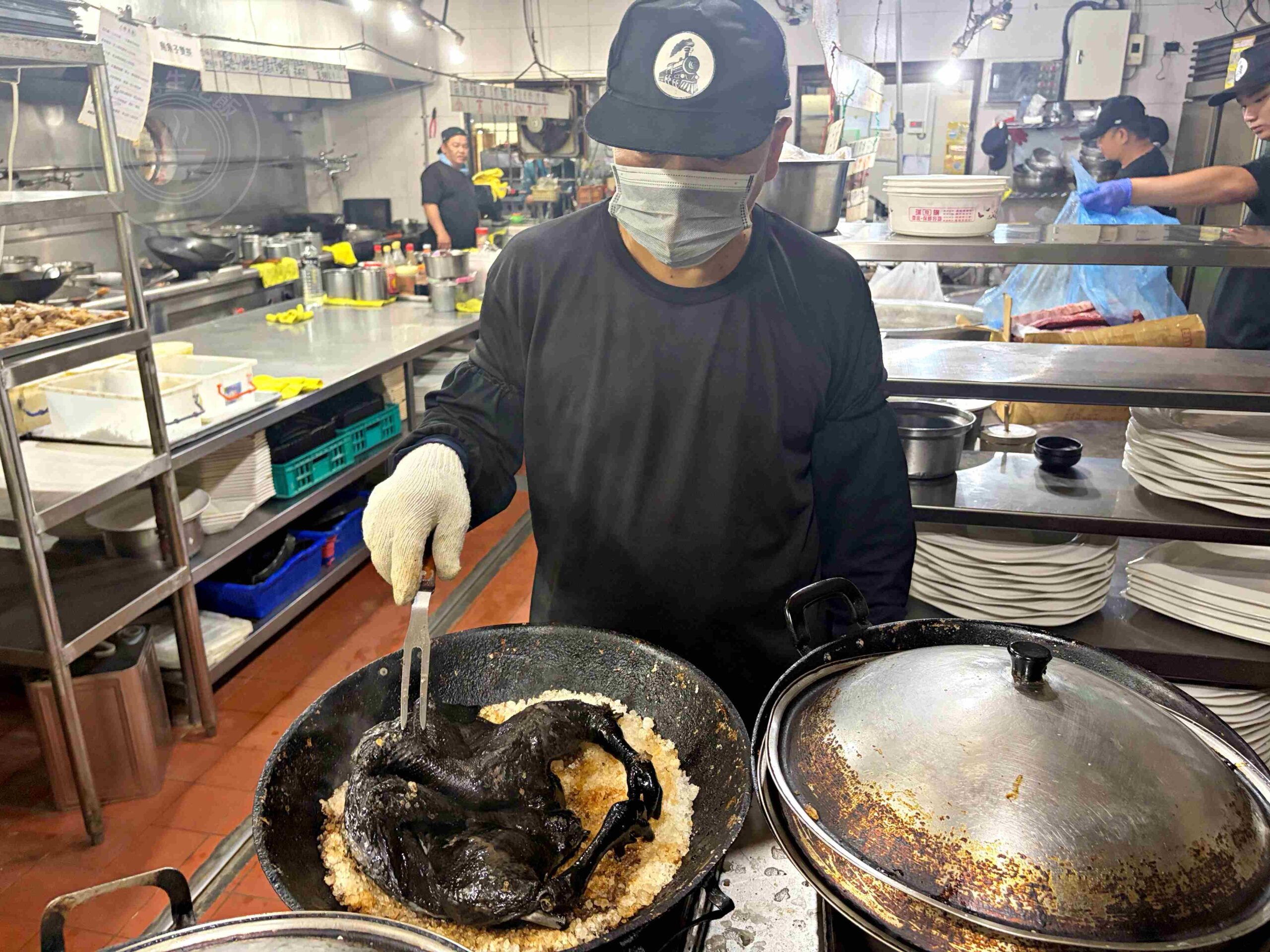 【高雄大社美食】綠野山莊花園餐廳，古董火車軌道送餐超吸睛，三十年老字號土雞城推薦(菜單) @趙先生吃飯