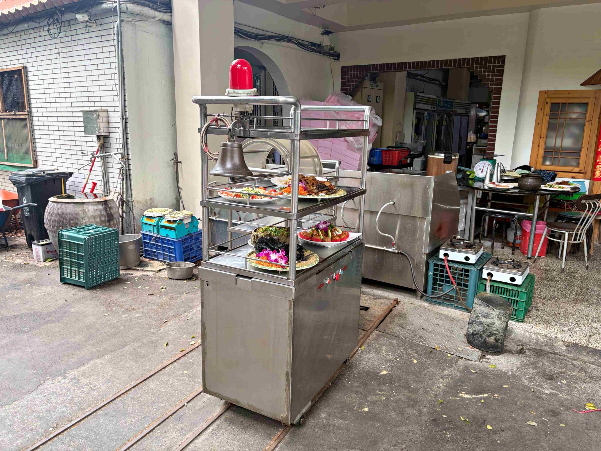 【高雄大社美食】綠野山莊花園餐廳，古董火車軌道送餐超吸睛，三十年老字號土雞城推薦(菜單) @趙先生吃飯