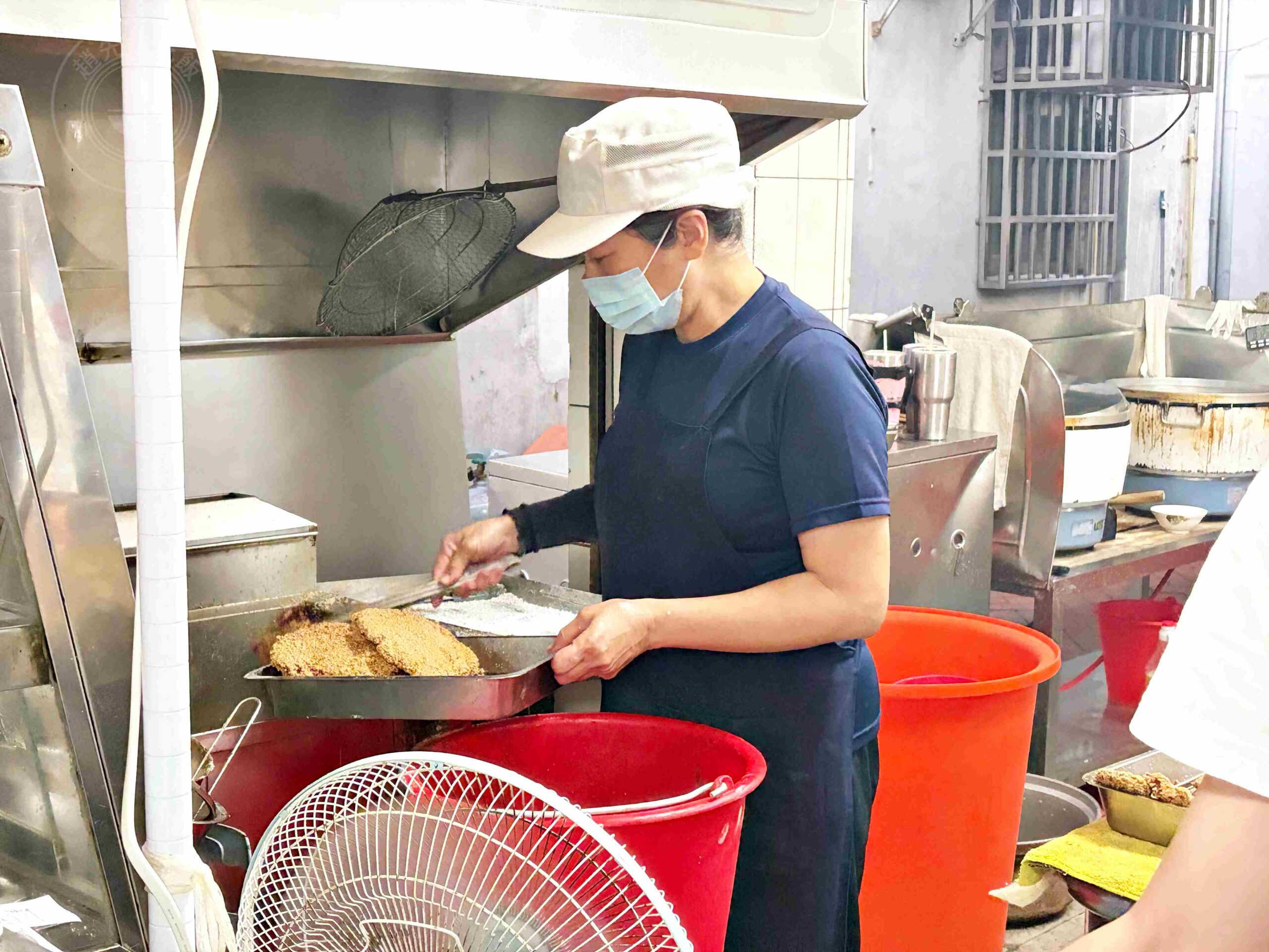 【鹽埕區美食】阿英排骨飯，米其林必比登推薦古早味60年老店，排骨飯味噌湯必點推薦(菜單) @趙先生吃飯