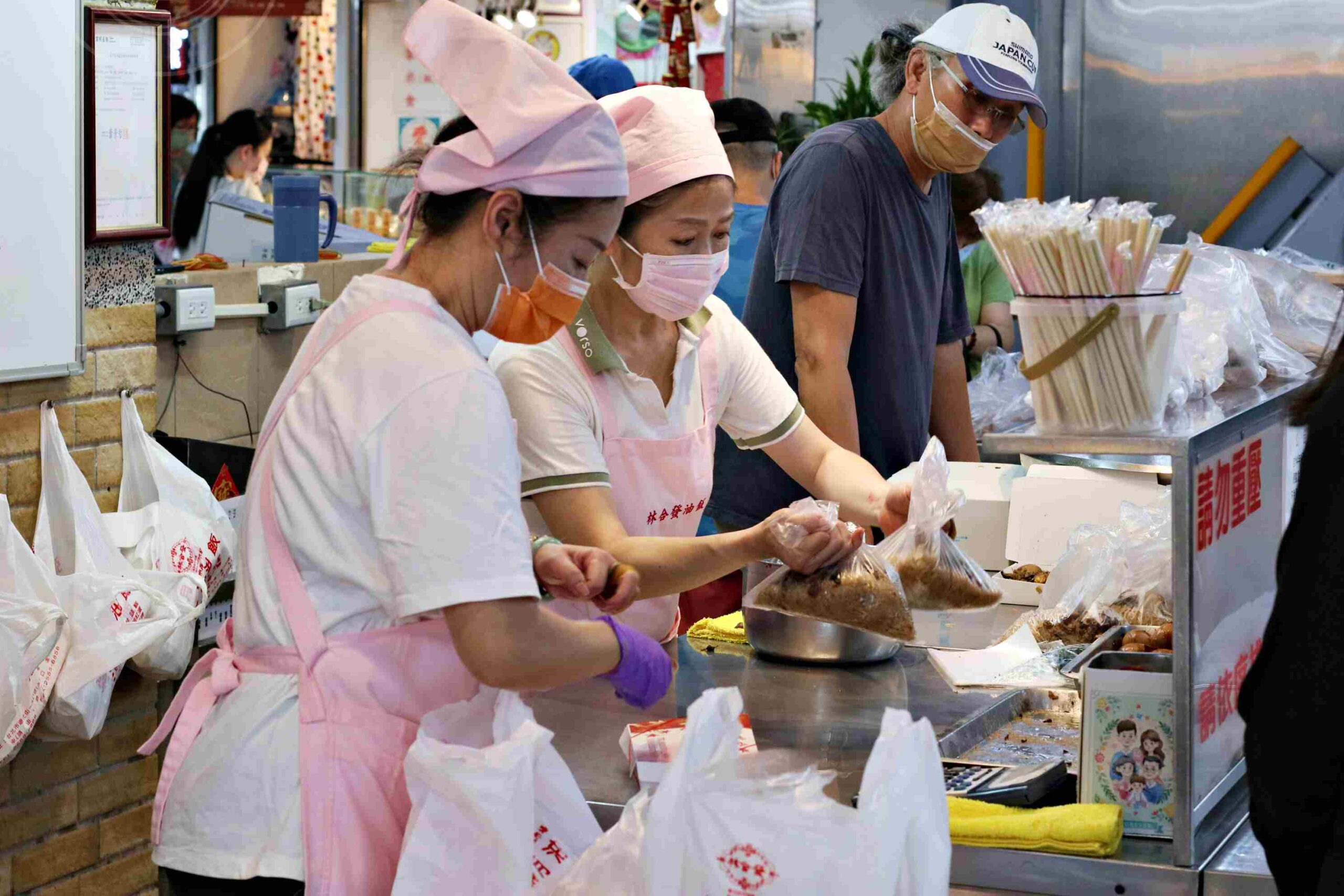 【大稻埕美食】林合發油飯店，郭台銘也愛的油飯，永樂市場必吃的傳統油飯、芋頭粿推薦(菜單) @趙先生吃飯