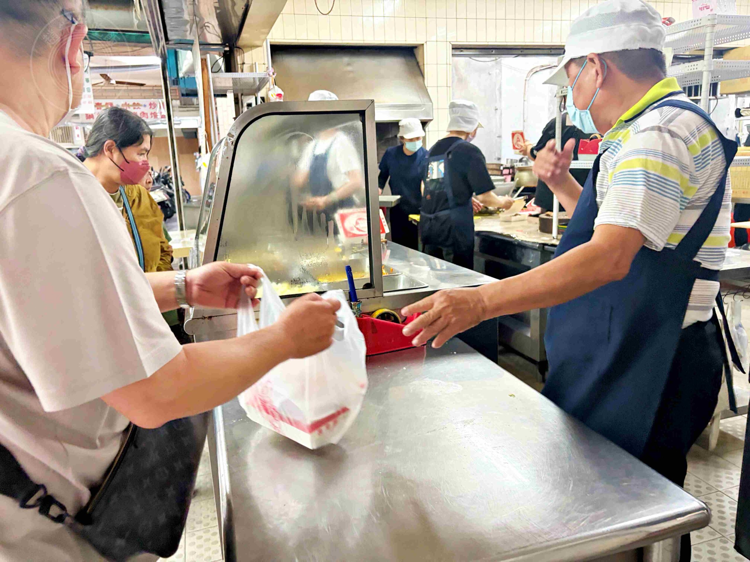 【鹽埕區美食】阿英排骨飯，米其林必比登推薦古早味60年老店，排骨飯味噌湯必點推薦(菜單) @趙先生吃飯