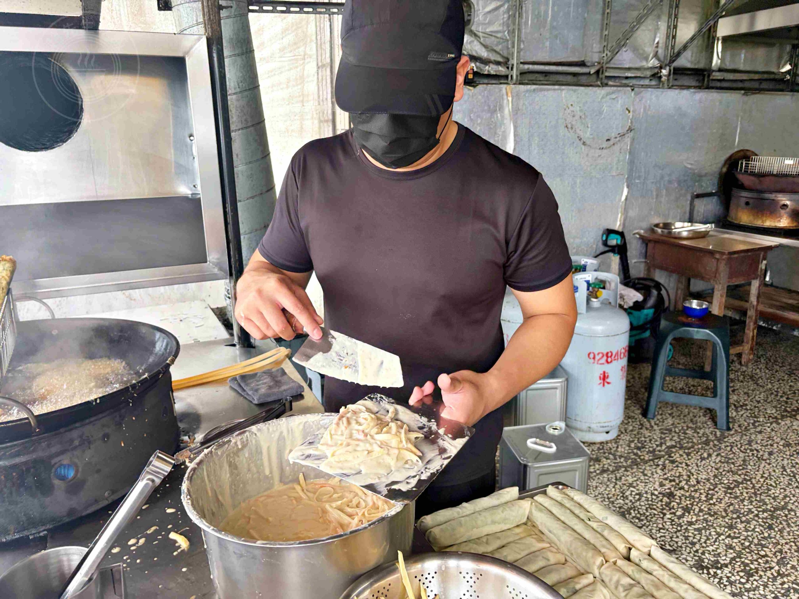 【宜蘭美食】春捲伯，晚來買不到的銅板小吃春捲爆韭菜、炸蝦餅爆好吃推薦(菜單) @趙先生吃飯