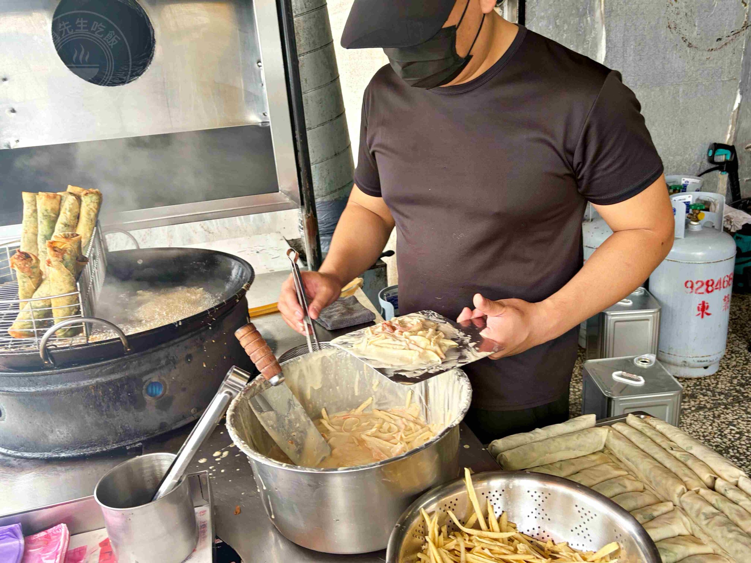 【宜蘭美食】春捲伯，晚來買不到的銅板小吃春捲爆韭菜、炸蝦餅爆好吃推薦(菜單) @趙先生吃飯