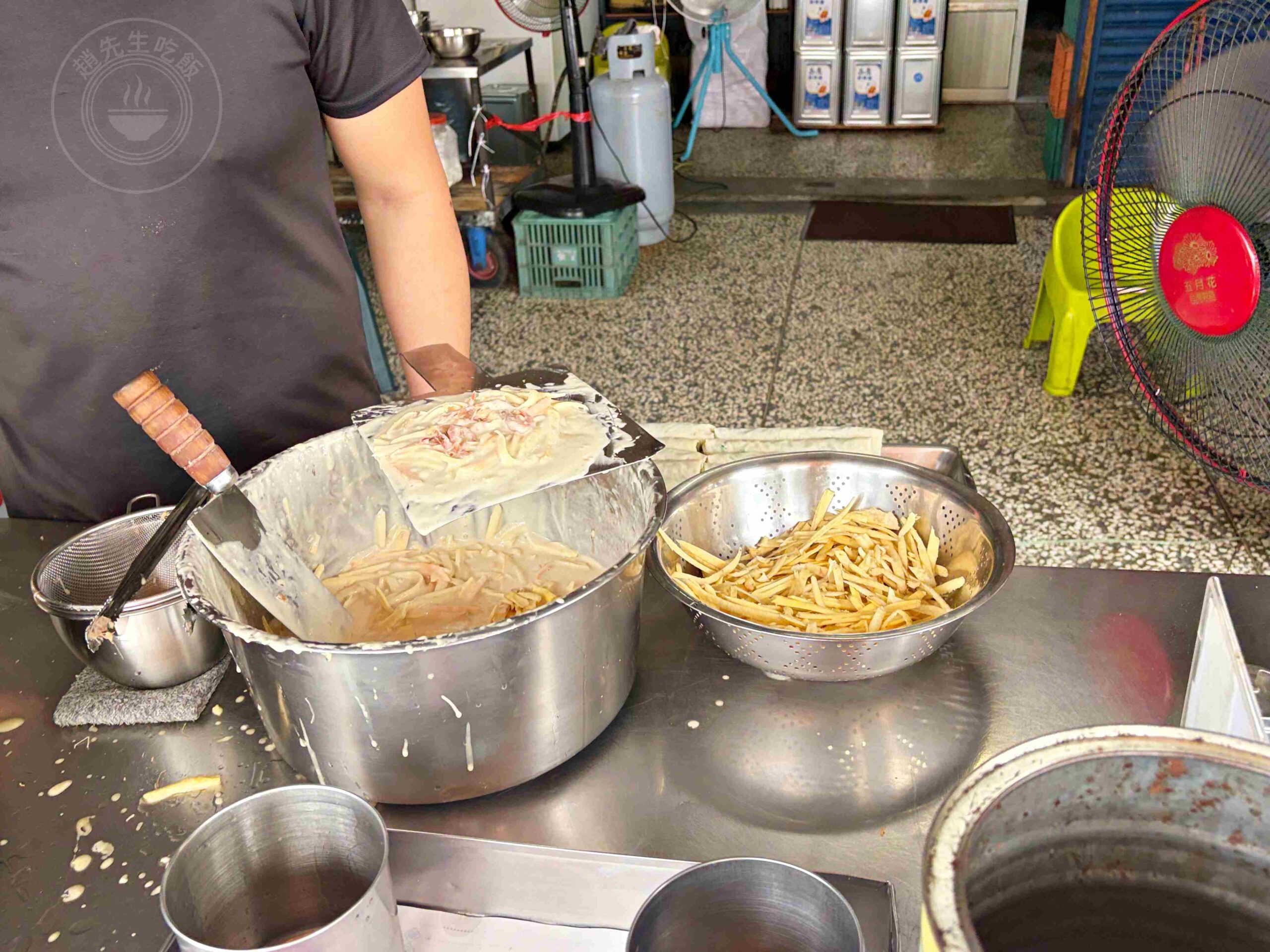 【宜蘭美食】春捲伯，晚來買不到的銅板小吃春捲爆韭菜、炸蝦餅爆好吃推薦(菜單) @趙先生吃飯
