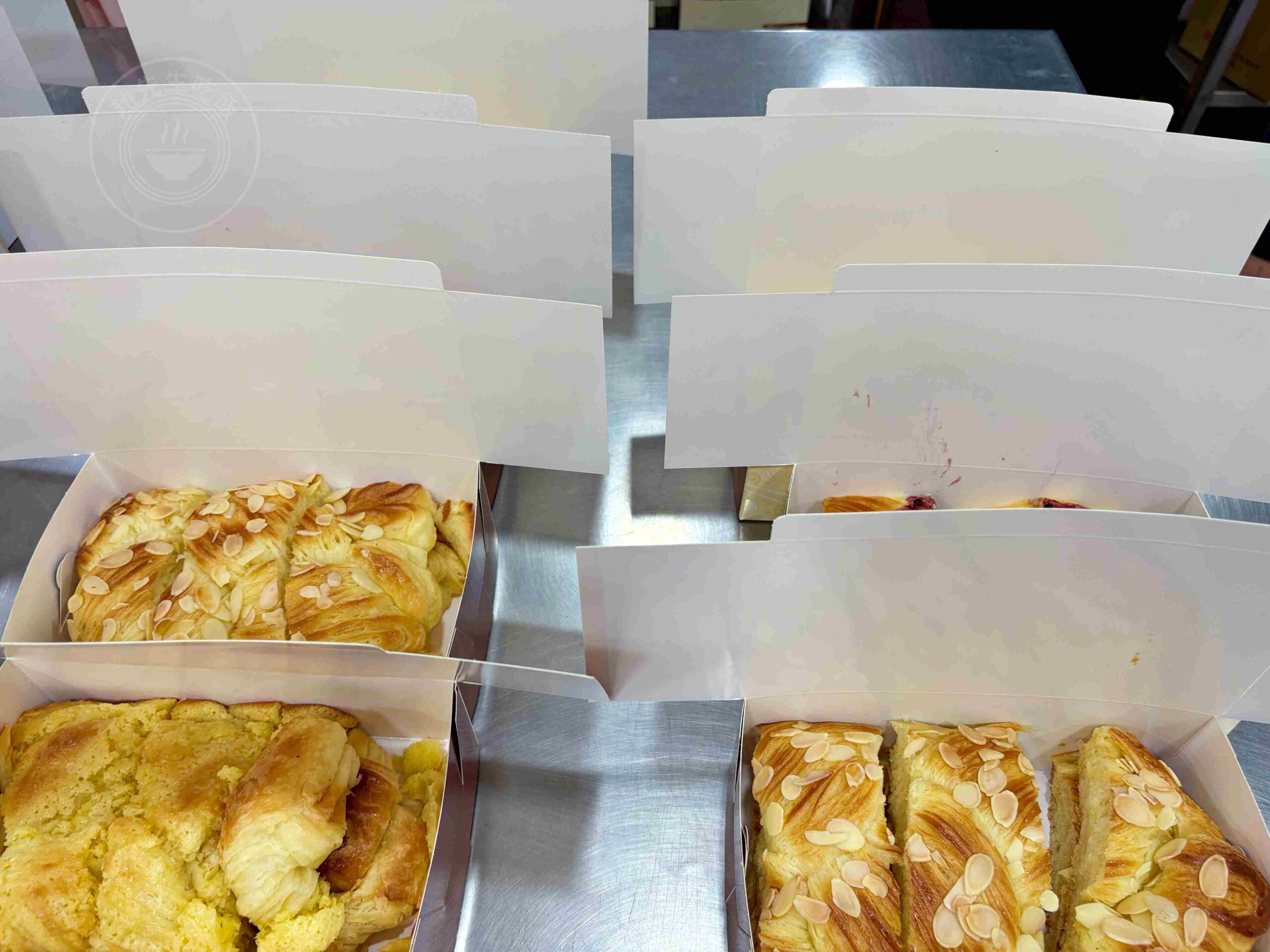 【板橋美食】小潘蛋糕坊，藏在巷弄的超強傳統蛋糕，排隊名產鳳凰酥與起酥蛋糕推薦(菜單) @趙先生吃飯