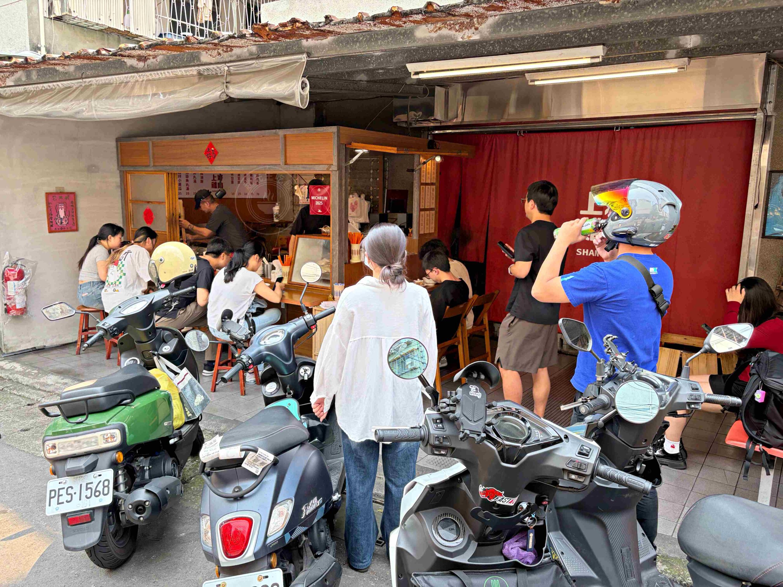【南港美食】南港老張炭烤燒餅店，碳烤胡椒餅太厲害，15元小酥餅也必吃推薦(菜單) @趙先生吃飯