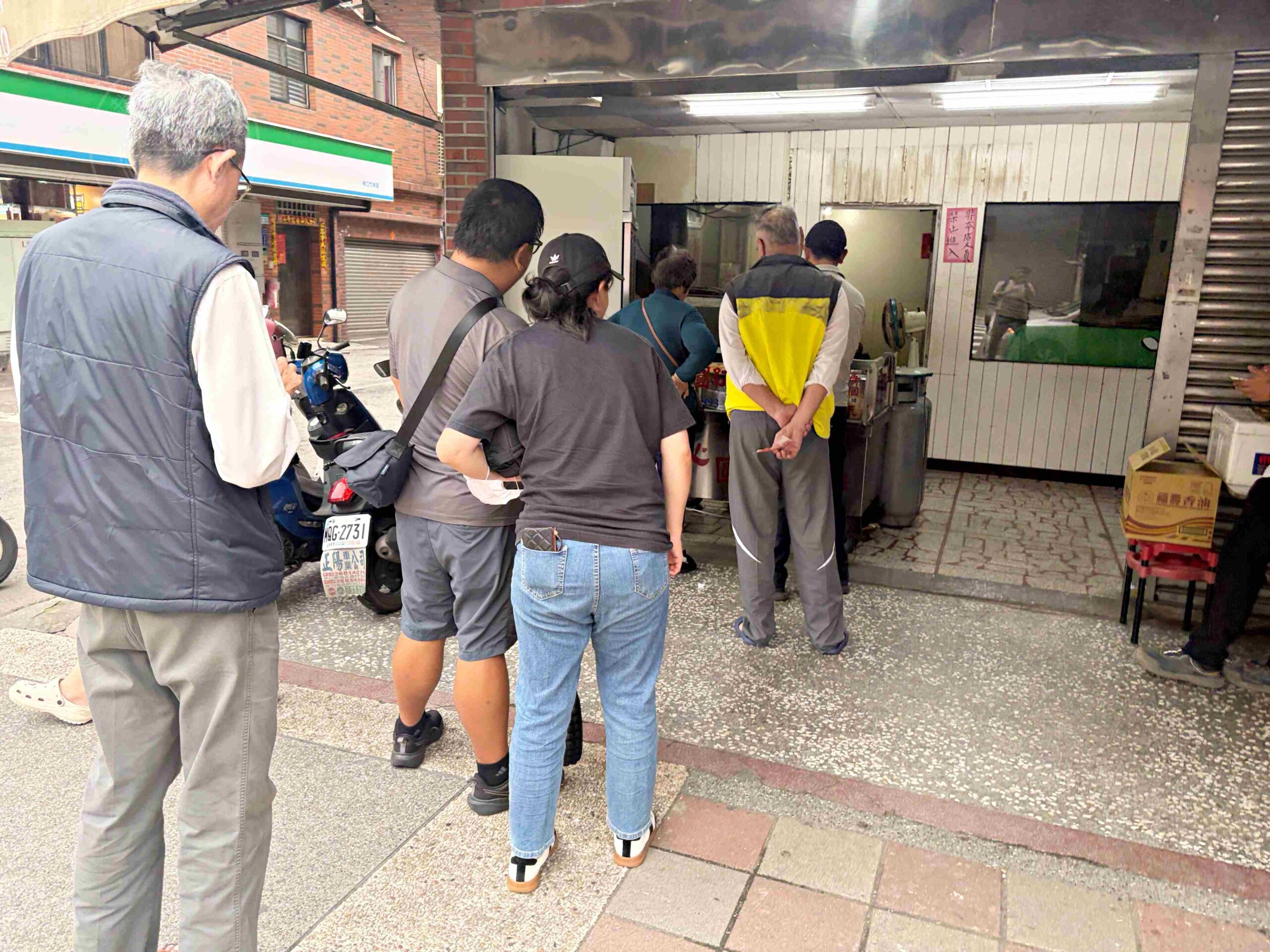 【林口美食】銅心圓紅豆餅，老占元拉麵大王，旁邊只要10元紅豆餅推薦(菜單) @趙先生吃飯