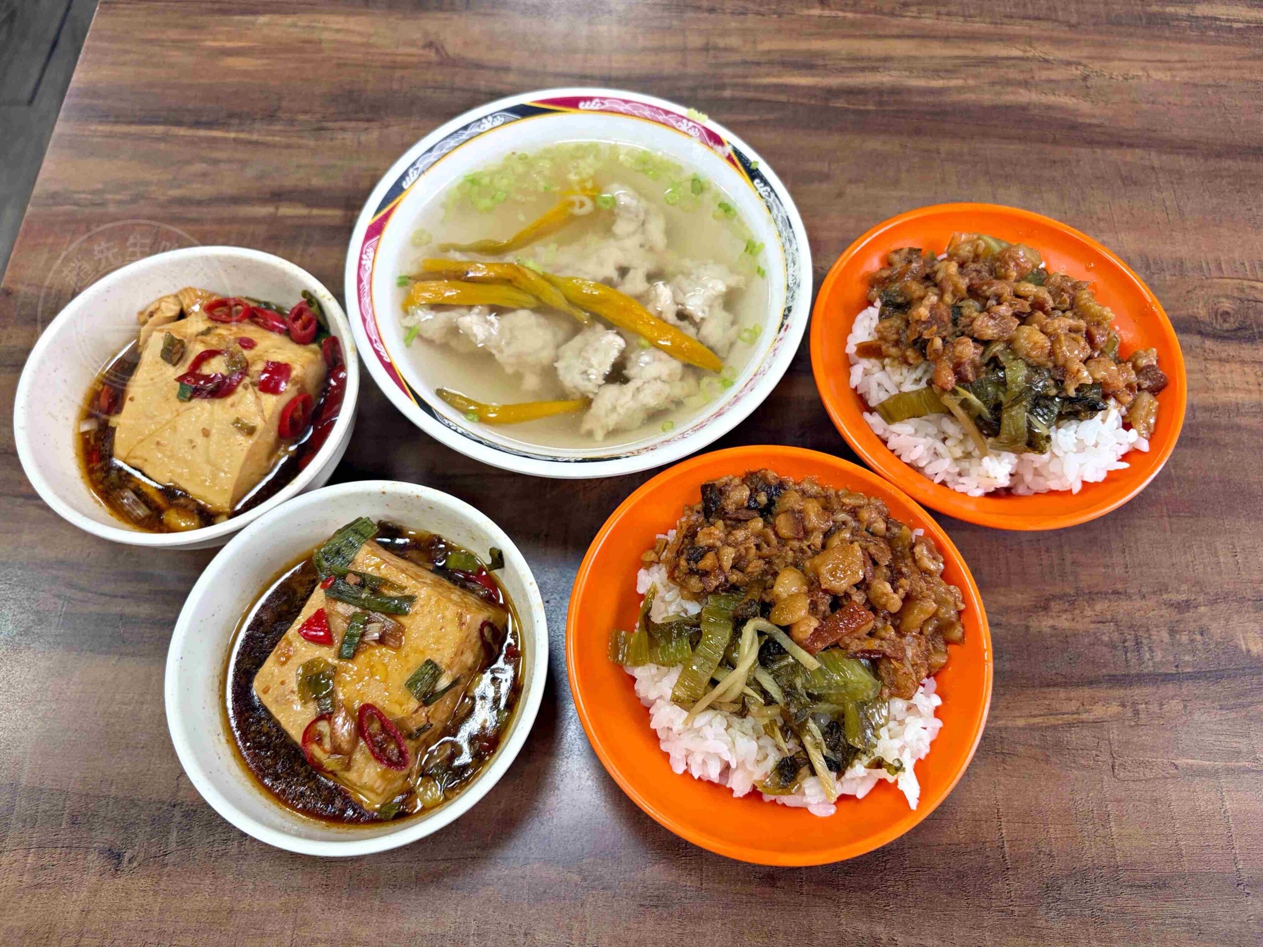 【三重美食】唯豐魯肉飯，三重五大滷肉飯之一，價錢便宜卻超好吃推薦(菜單) @趙先生吃飯