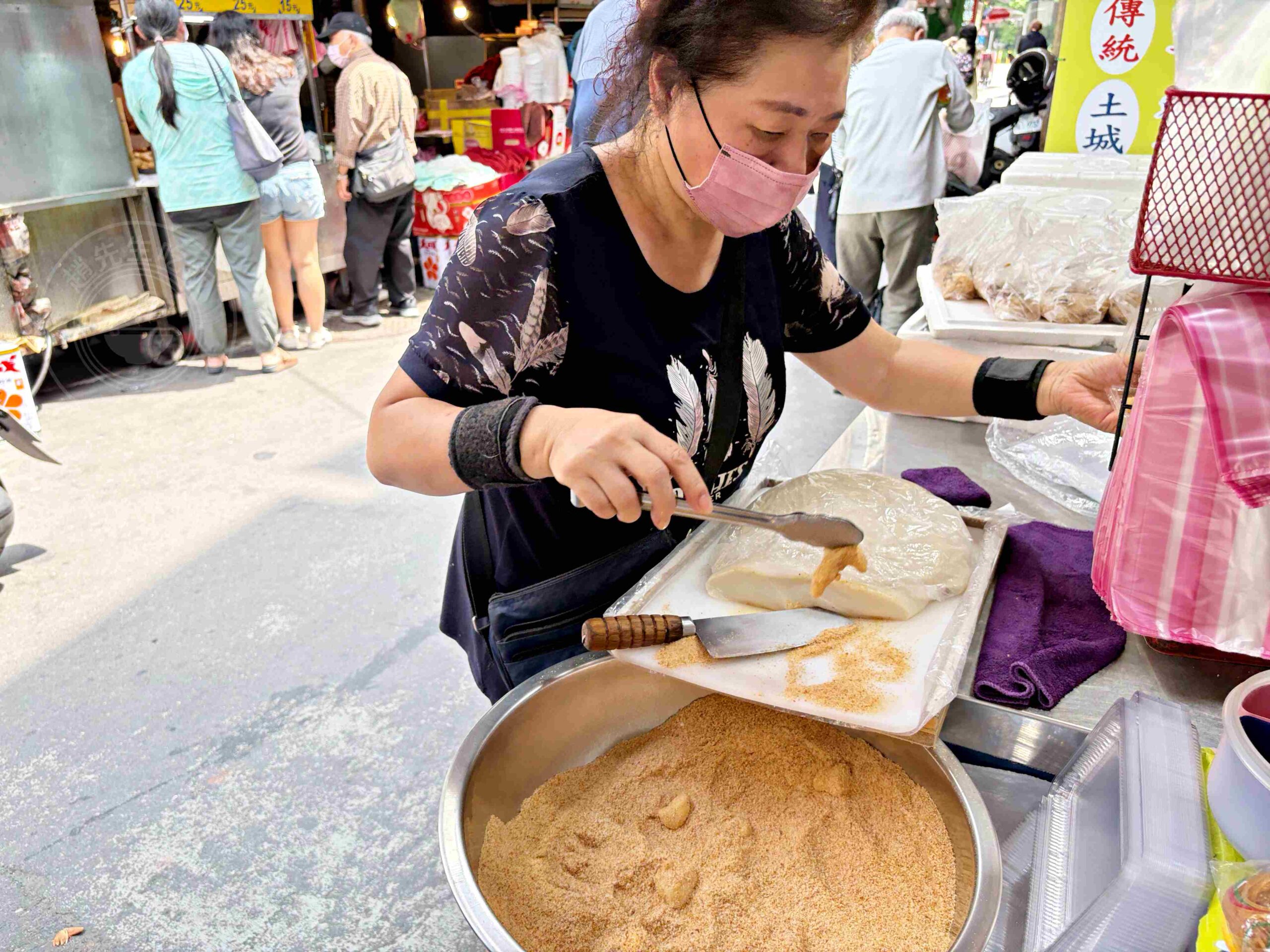 【板橋美食】傳統客家麻糬，黃石市場隱藏版老店，超療癒菜刀切麻糬50元滿滿一盒推薦(菜單) @趙先生吃飯
