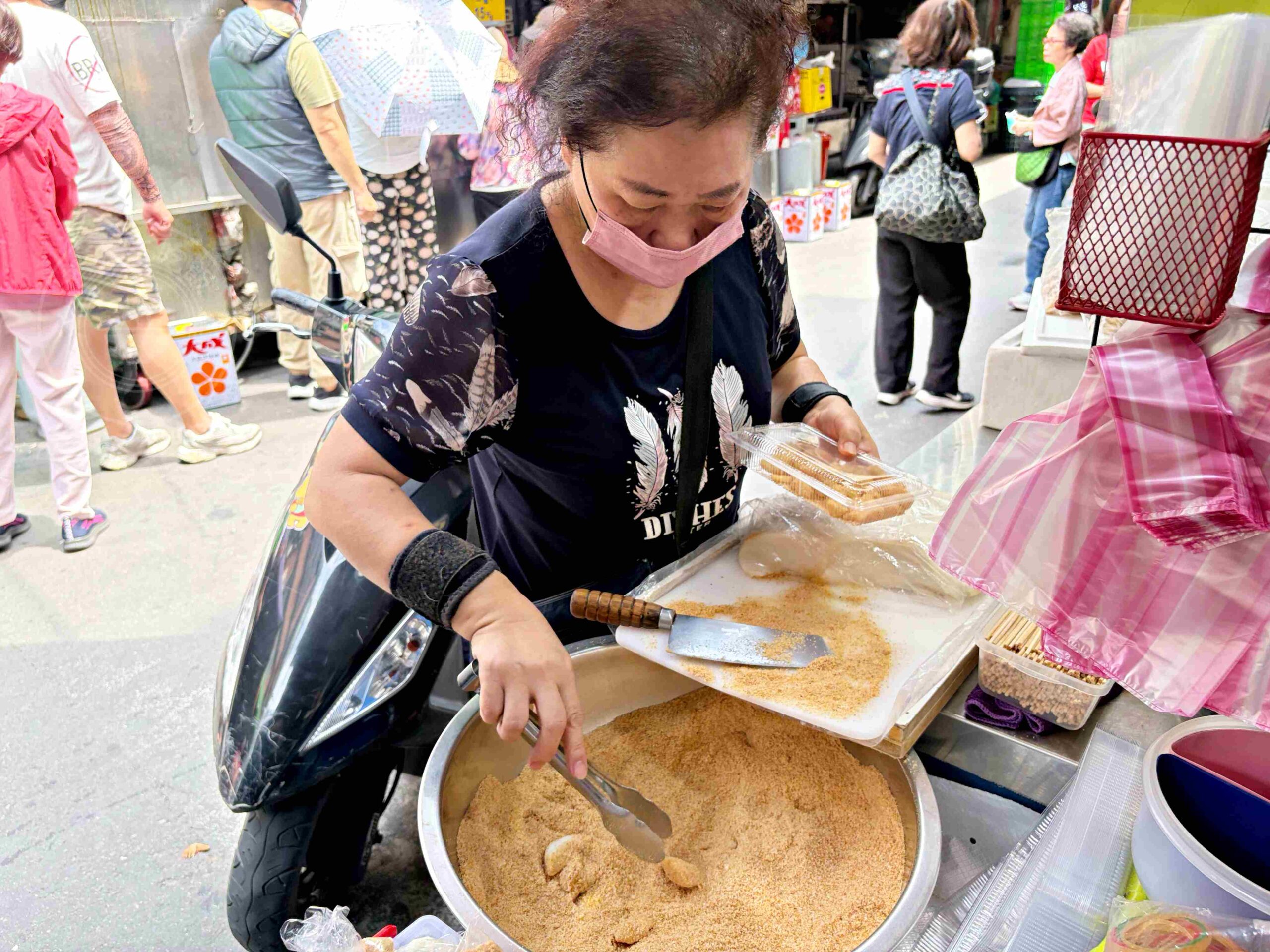 【板橋美食】傳統客家麻糬，黃石市場隱藏版老店，超療癒菜刀切麻糬50元滿滿一盒推薦(菜單) @趙先生吃飯
