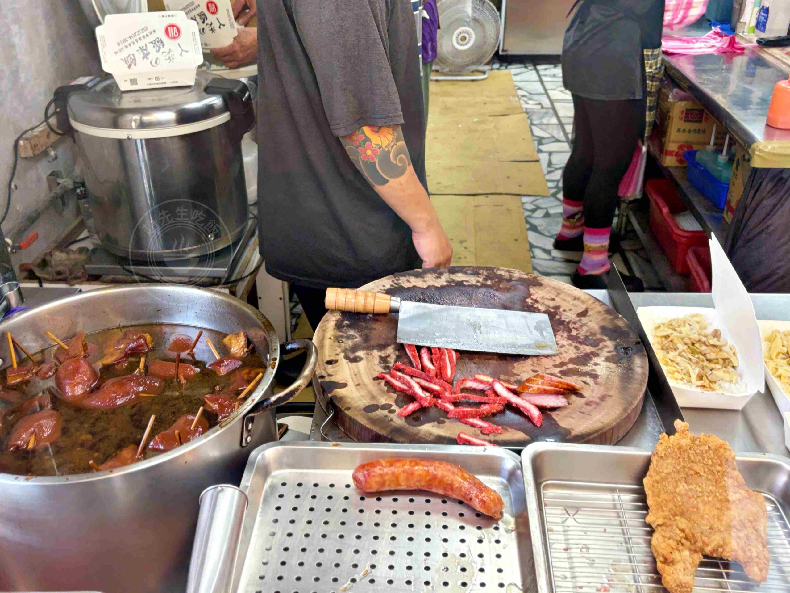 【新莊美食】阿奕腿庫飯，在地知名店，肉量滿到便當盒快蓋不起來，好吃又超飽推薦(菜單) @趙先生吃飯