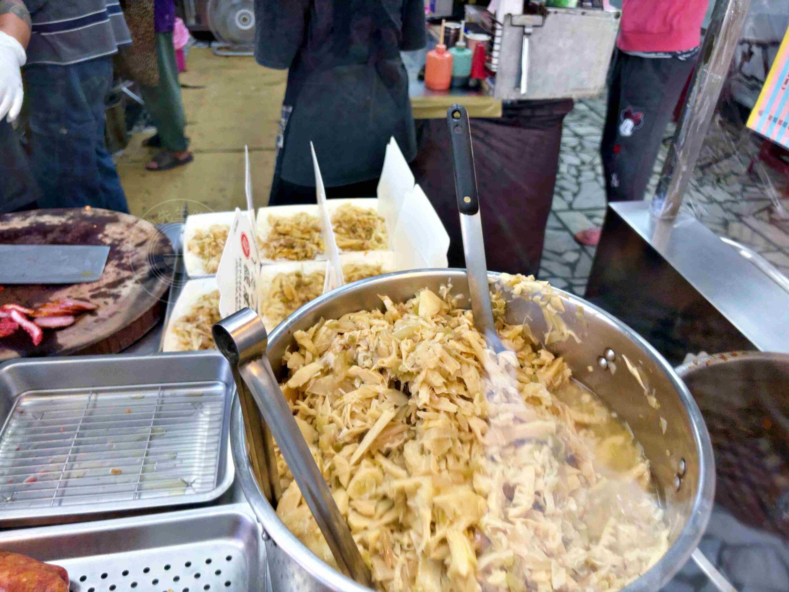 【新莊美食】阿奕腿庫飯，在地知名店，肉量滿到便當盒快蓋不起來，好吃又超飽推薦(菜單) @趙先生吃飯