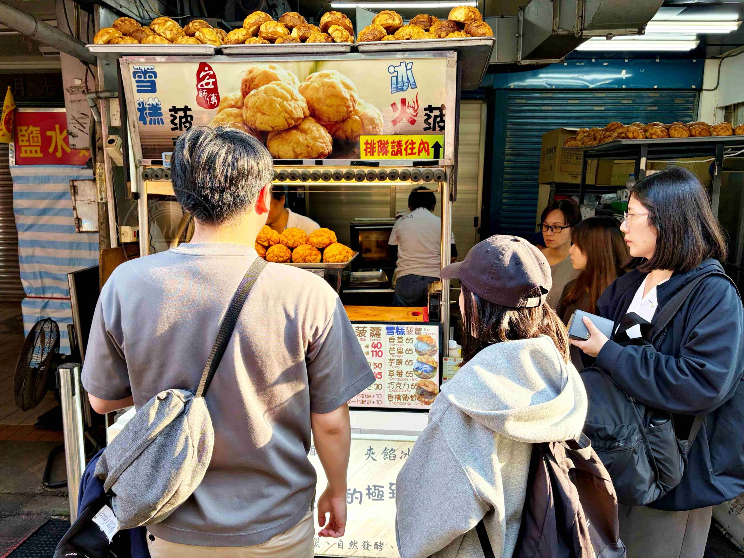 【松山美食】安師傅冰火菠蘿，饒河夜市超酥脆冰火菠蘿，濃厚奶油香太好吃推薦(菜單) @趙先生吃飯