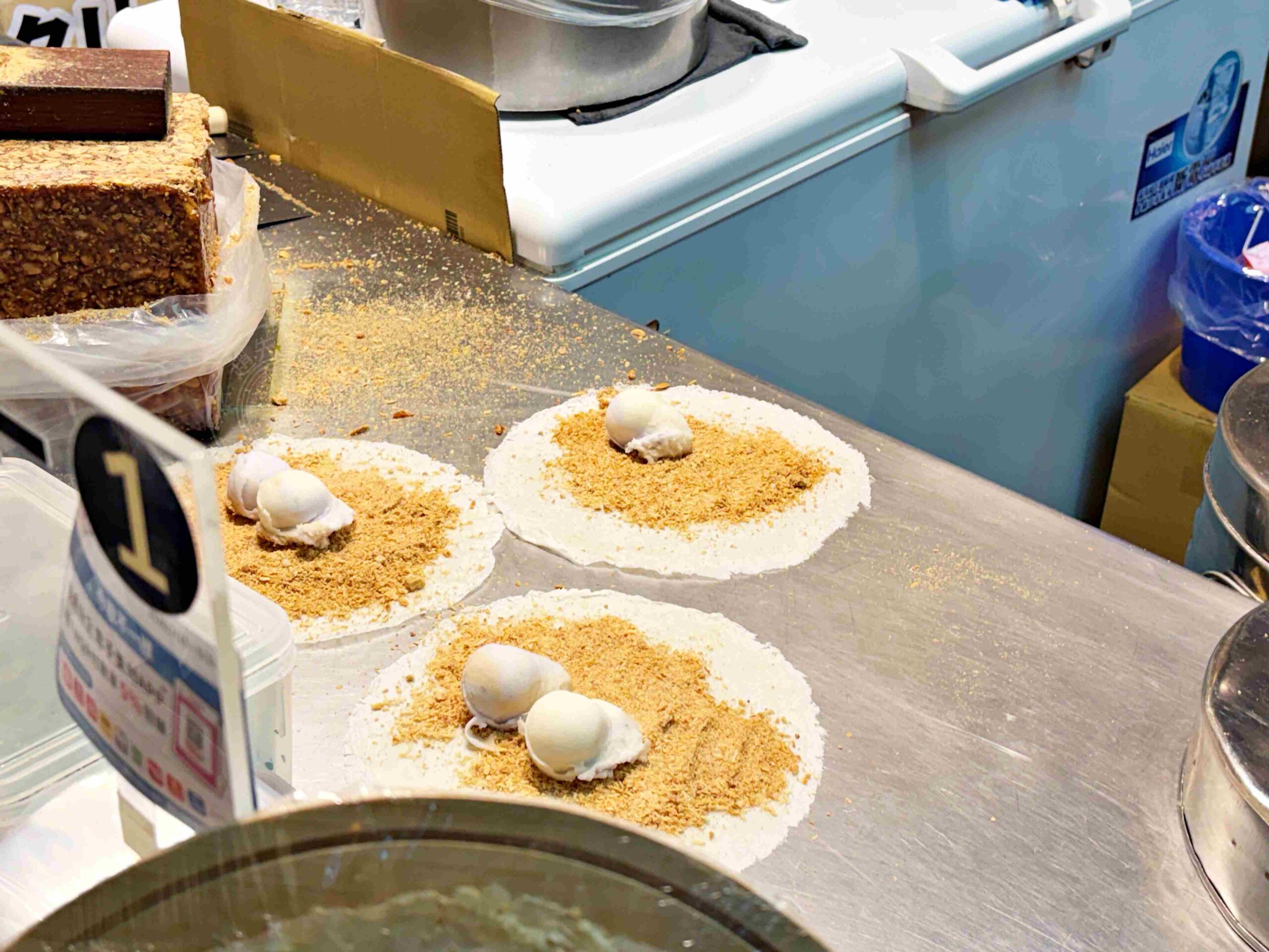 【松山美食】十分幸福花生捲冰淇淋,用宜蘭阿宗芋冰跟現刨花生粉推薦(菜單) @趙先生吃飯 【松山美食】十分幸福花生捲冰淇淋,用宜蘭阿宗芋冰跟現刨花生粉推薦(菜單) @趙先生吃飯