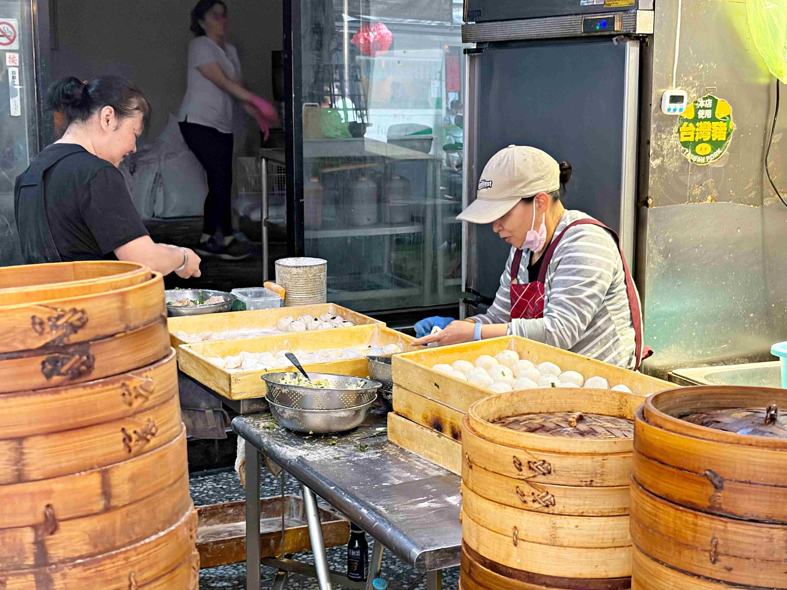 【三重美食】信義公園旁水煎包，在地人從小吃到大的8元水煎包推薦(菜單) @趙先生吃飯