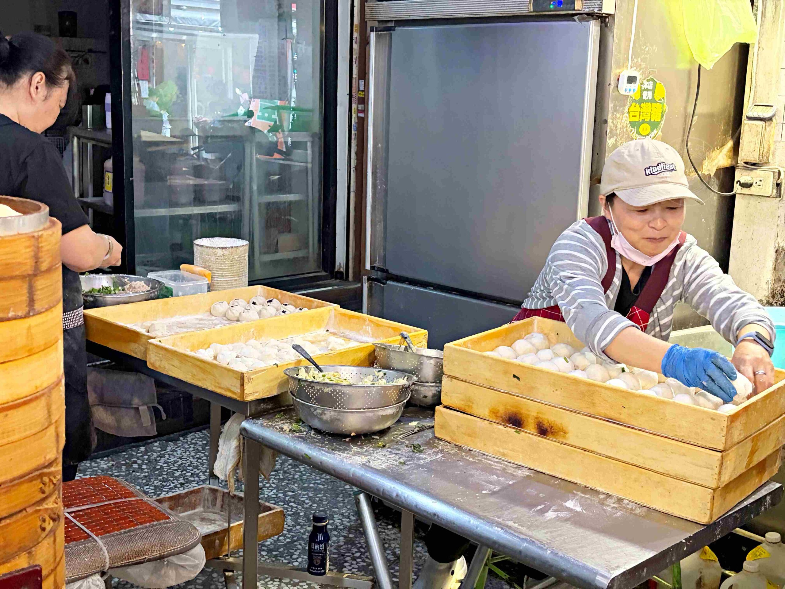 【三重美食】信義公園旁水煎包，在地人從小吃到大的8元水煎包推薦(菜單) @趙先生吃飯