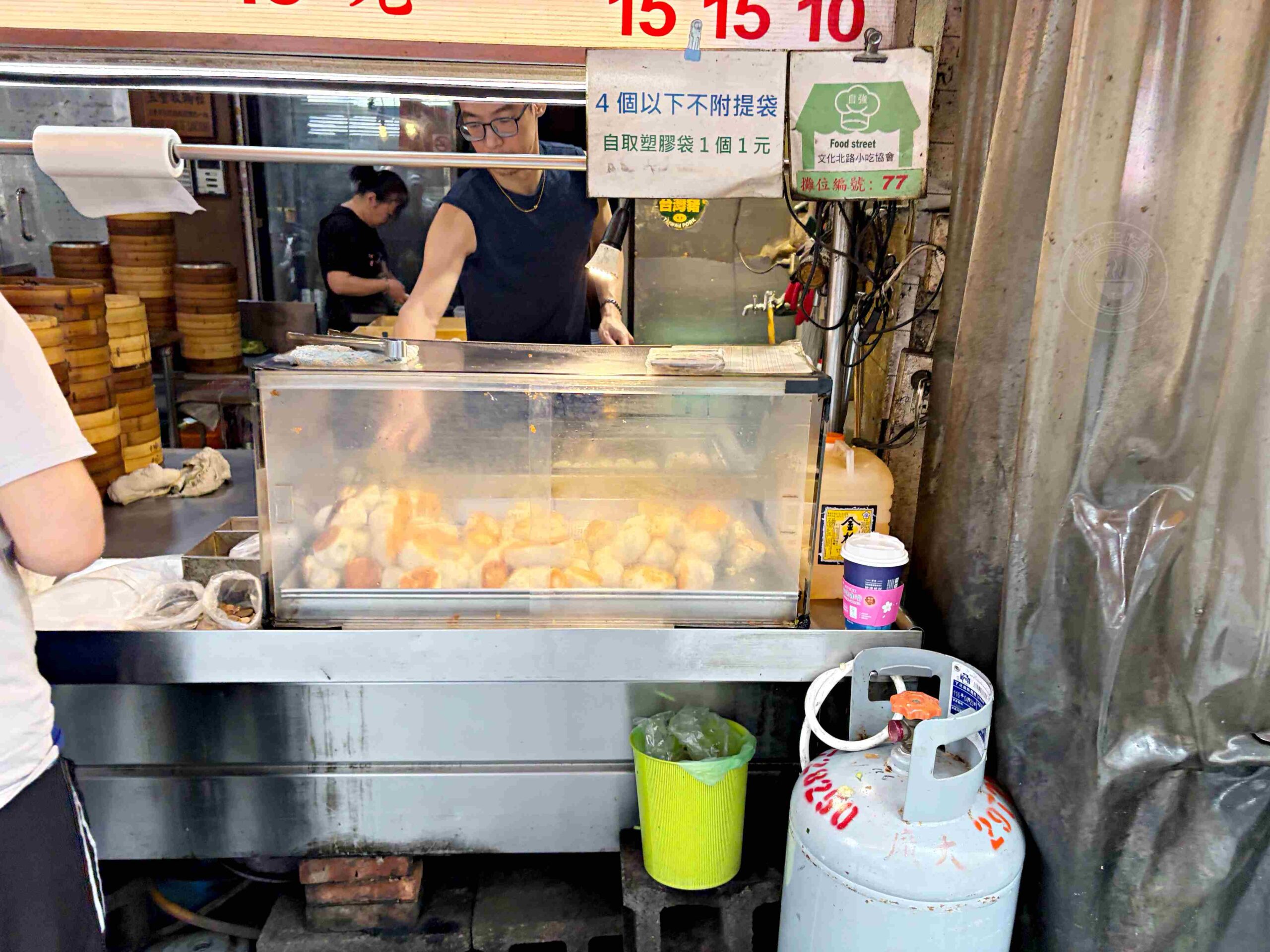 【三重美食】信義公園旁水煎包，在地人從小吃到大的8元水煎包推薦(菜單) @趙先生吃飯