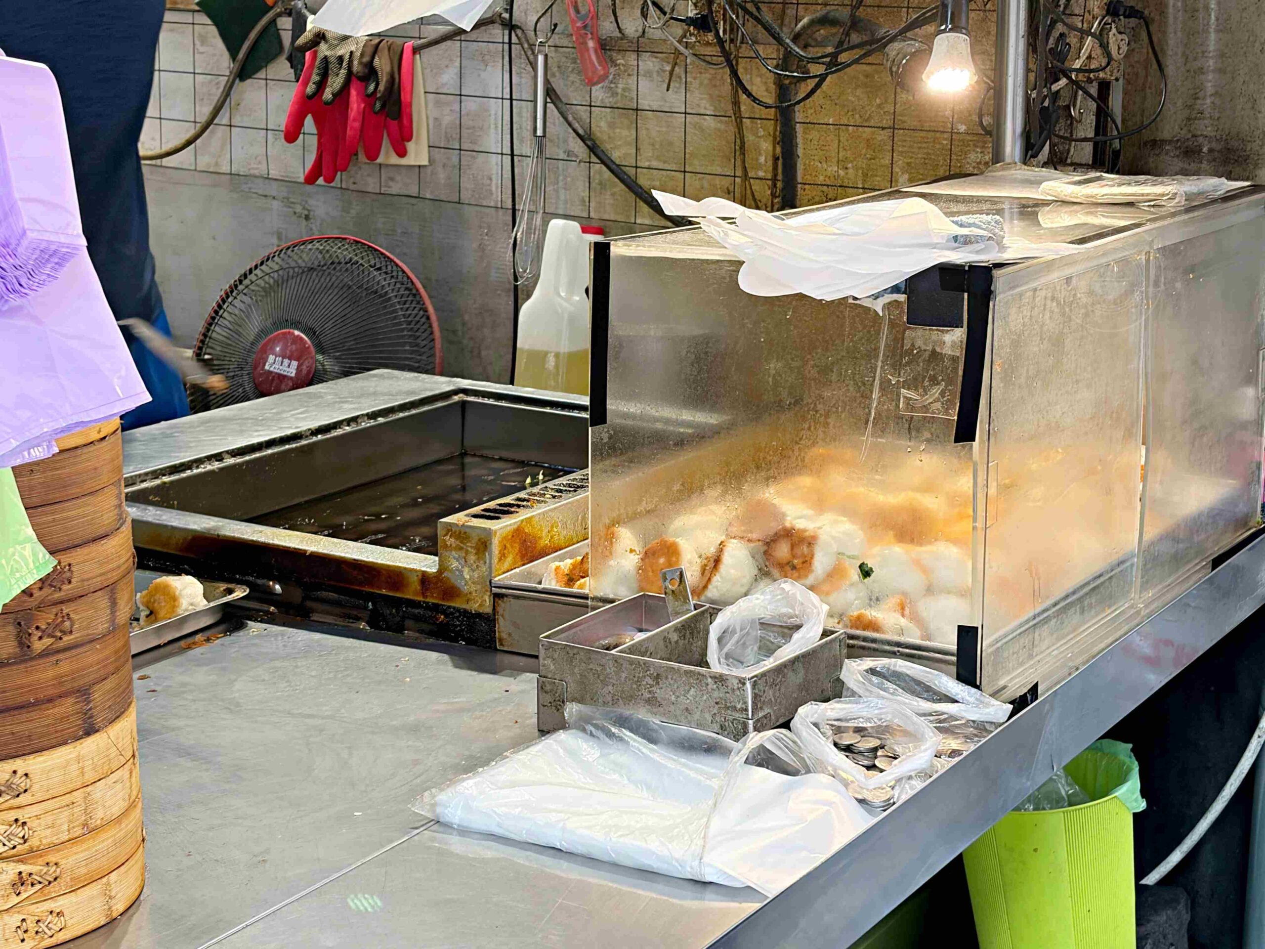 【三重美食】信義公園旁水煎包，在地人從小吃到大的8元水煎包推薦(菜單) @趙先生吃飯