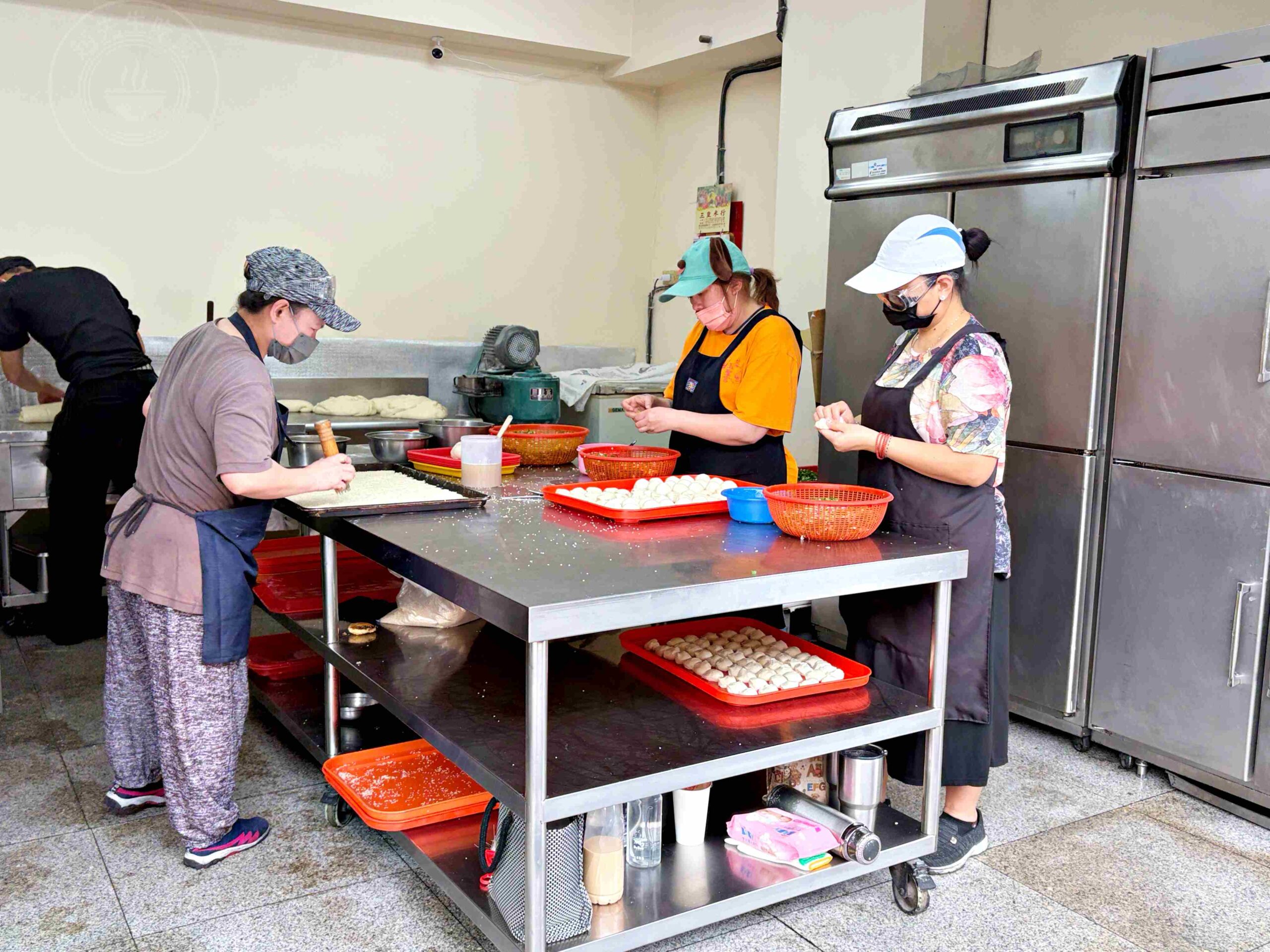 【三重美食】龍門胡椒餅，百元內吃飽滿的超人氣三重在地小吃推薦胡椒餅、小酥餅、甜餅(菜單) @趙先生吃飯