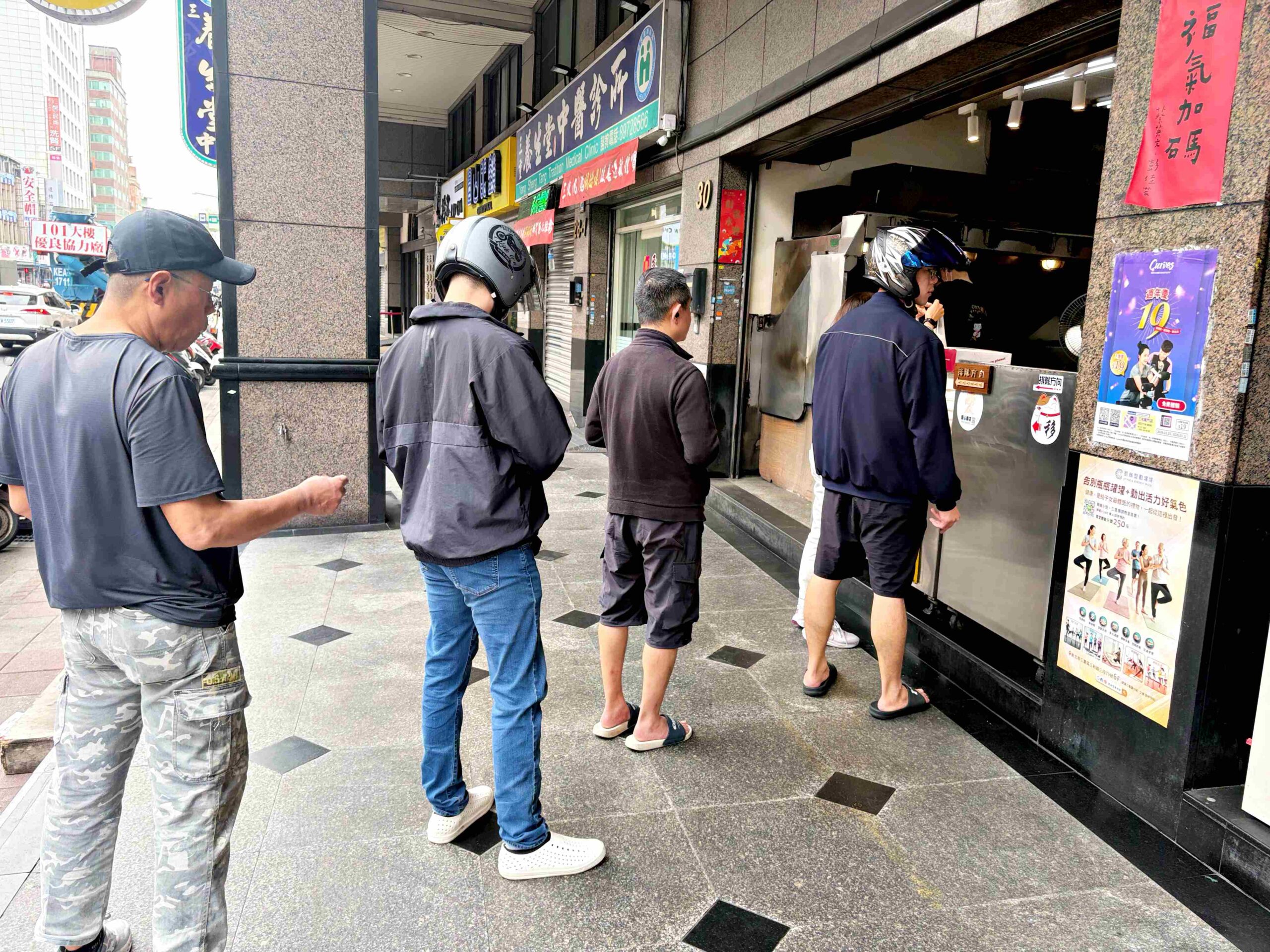 【三重美食】龍門胡椒餅，百元內吃飽滿的超人氣三重在地小吃推薦胡椒餅、小酥餅、甜餅(菜單) @趙先生吃飯