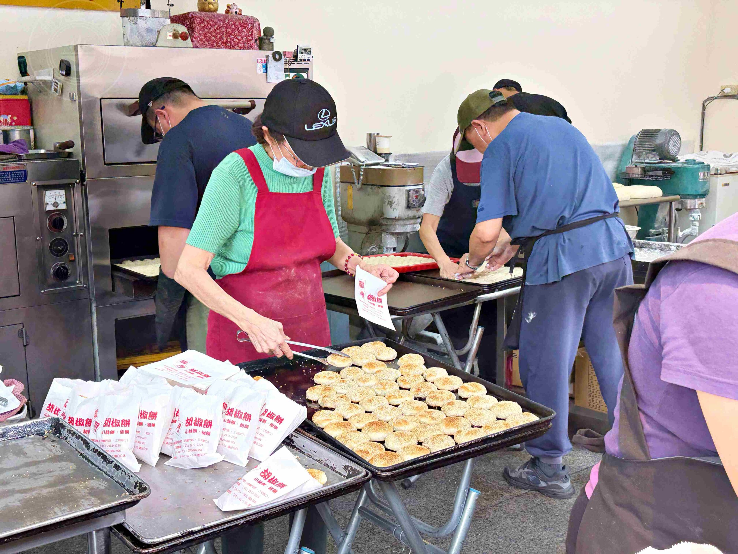 【三重美食】龍門胡椒餅，百元內吃飽滿的超人氣三重在地小吃推薦胡椒餅、小酥餅、甜餅(菜單) @趙先生吃飯