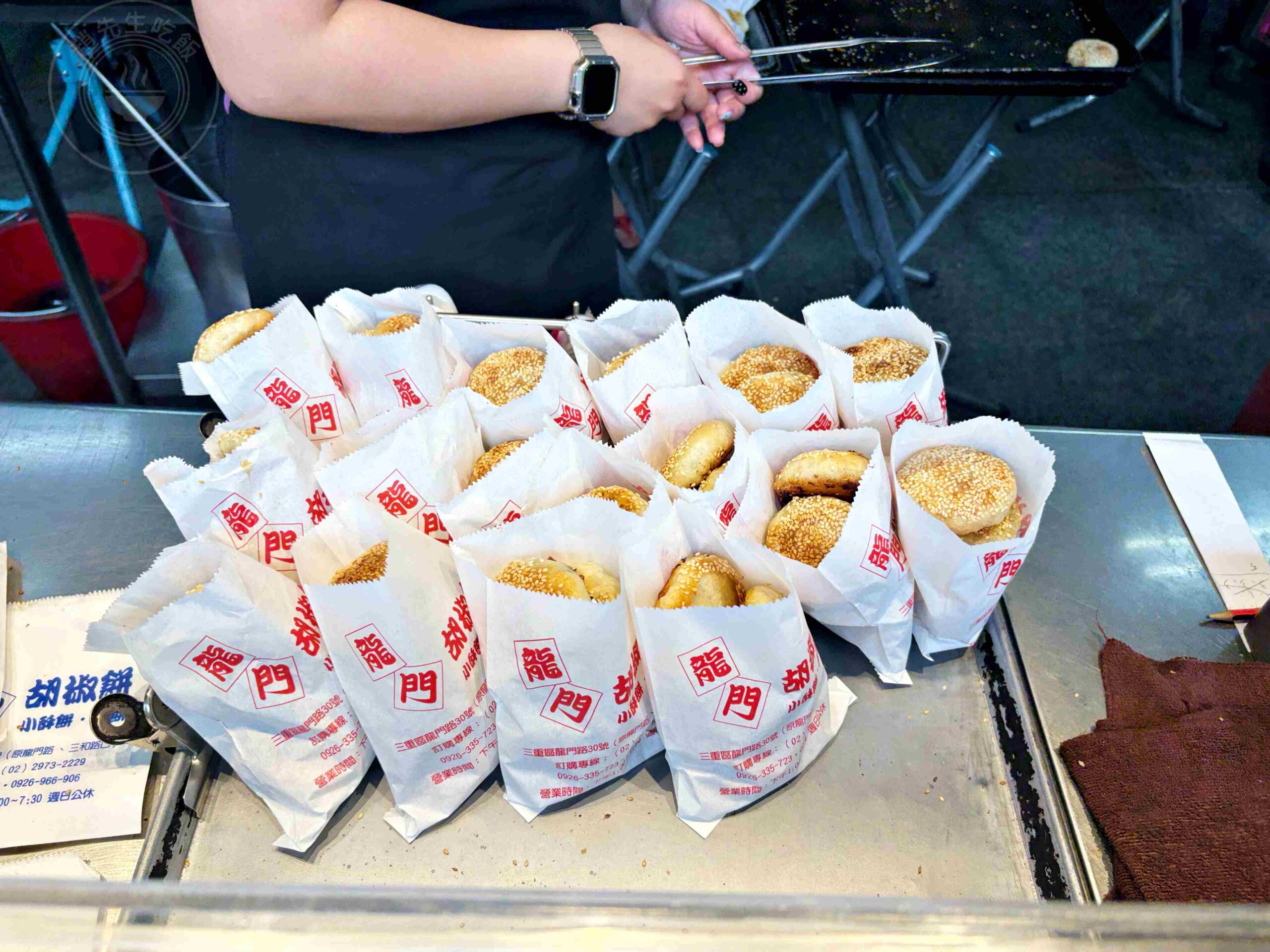 【三重美食】龍門胡椒餅，百元內吃飽滿的超人氣三重在地小吃推薦胡椒餅、小酥餅、甜餅(菜單) @趙先生吃飯