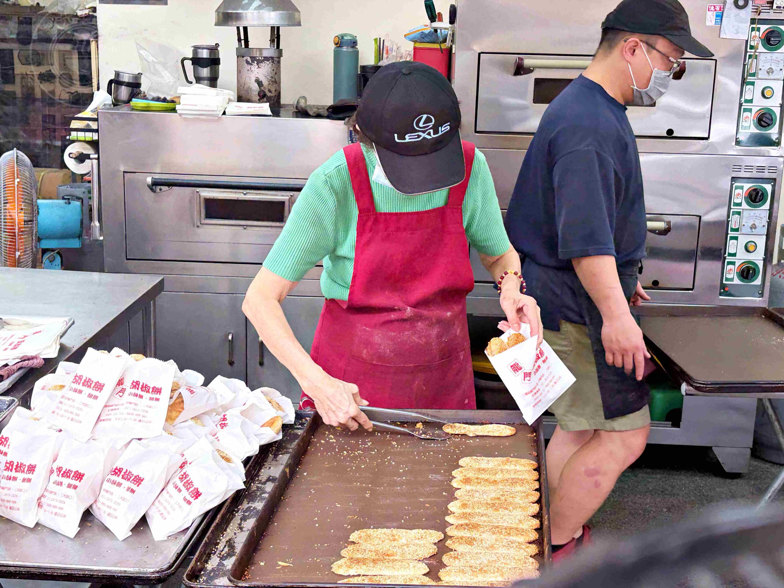 【三重美食】龍門胡椒餅，百元內吃飽滿的超人氣三重在地小吃推薦胡椒餅、小酥餅、甜餅(菜單) @趙先生吃飯