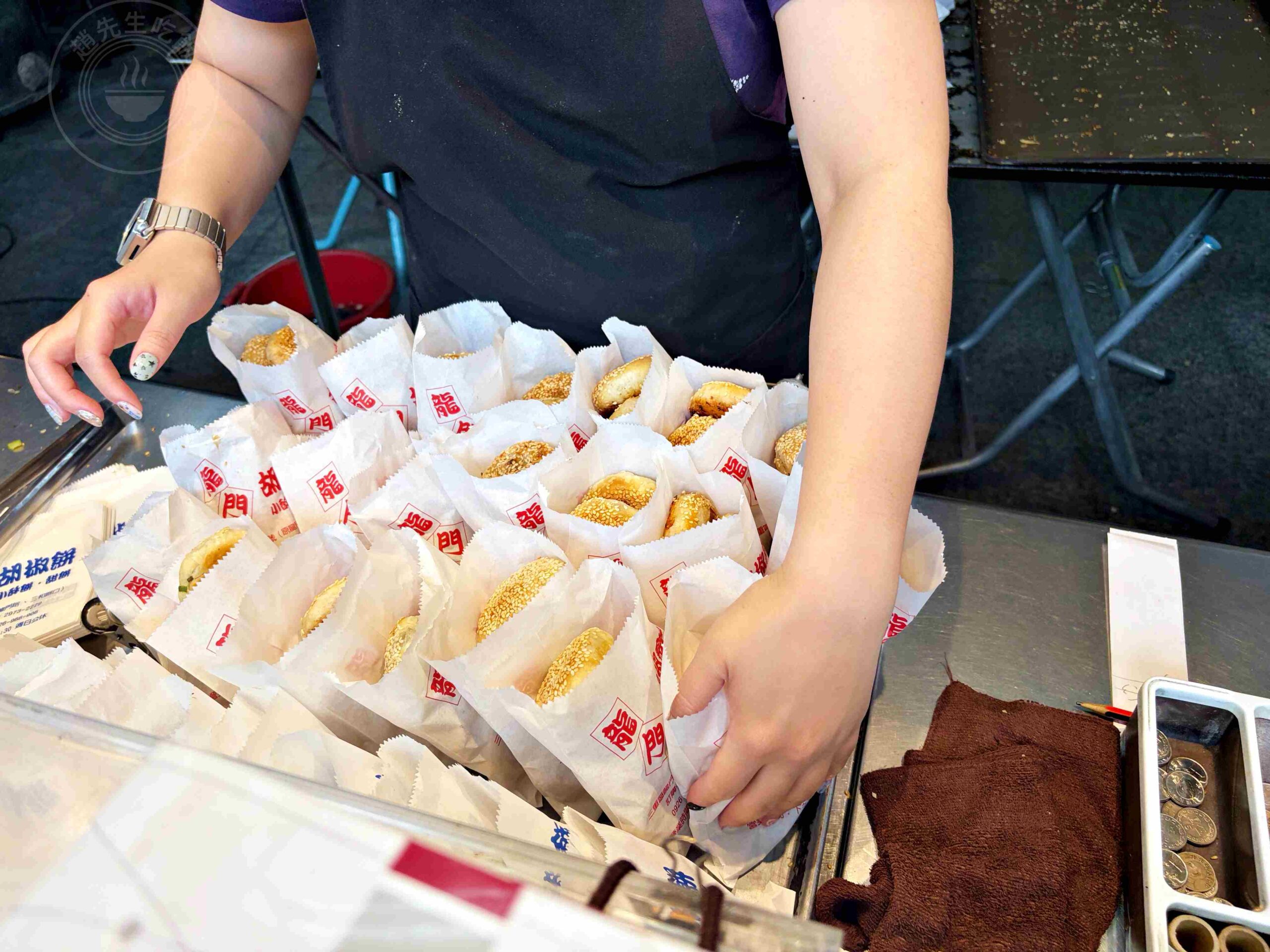 【三重美食】龍門胡椒餅，百元內吃飽滿的超人氣三重在地小吃推薦胡椒餅、小酥餅、甜餅(菜單) @趙先生吃飯