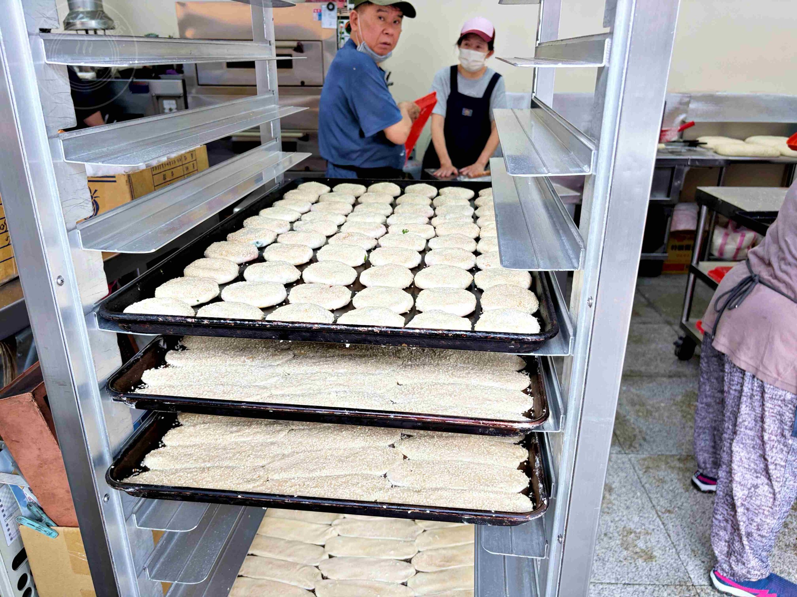 【三重美食】龍門胡椒餅，百元內吃飽滿的超人氣三重在地小吃推薦胡椒餅、小酥餅、甜餅(菜單) @趙先生吃飯