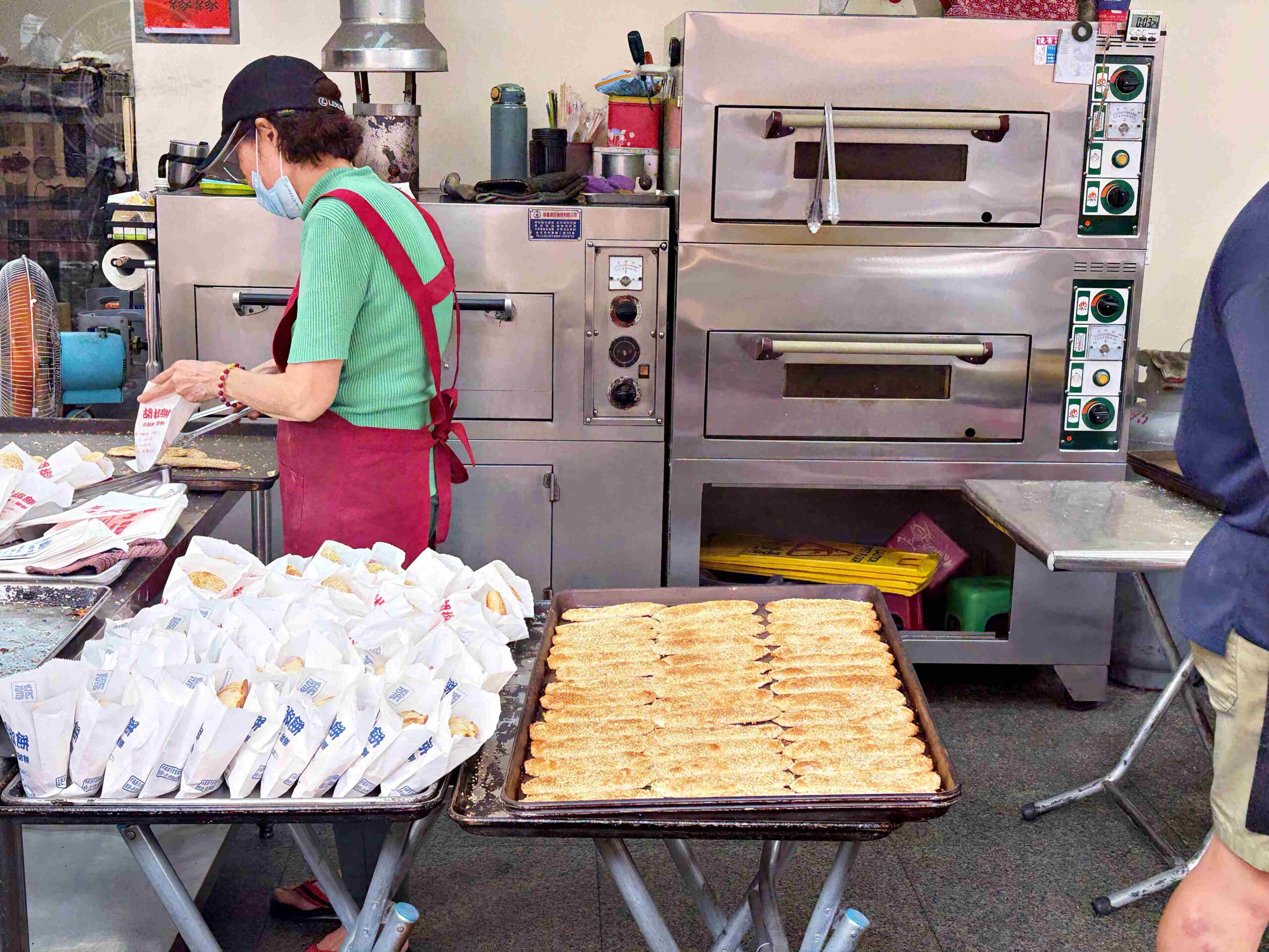 【三重美食】龍門胡椒餅，百元內吃飽滿的超人氣三重在地小吃推薦胡椒餅、小酥餅、甜餅(菜單) @趙先生吃飯