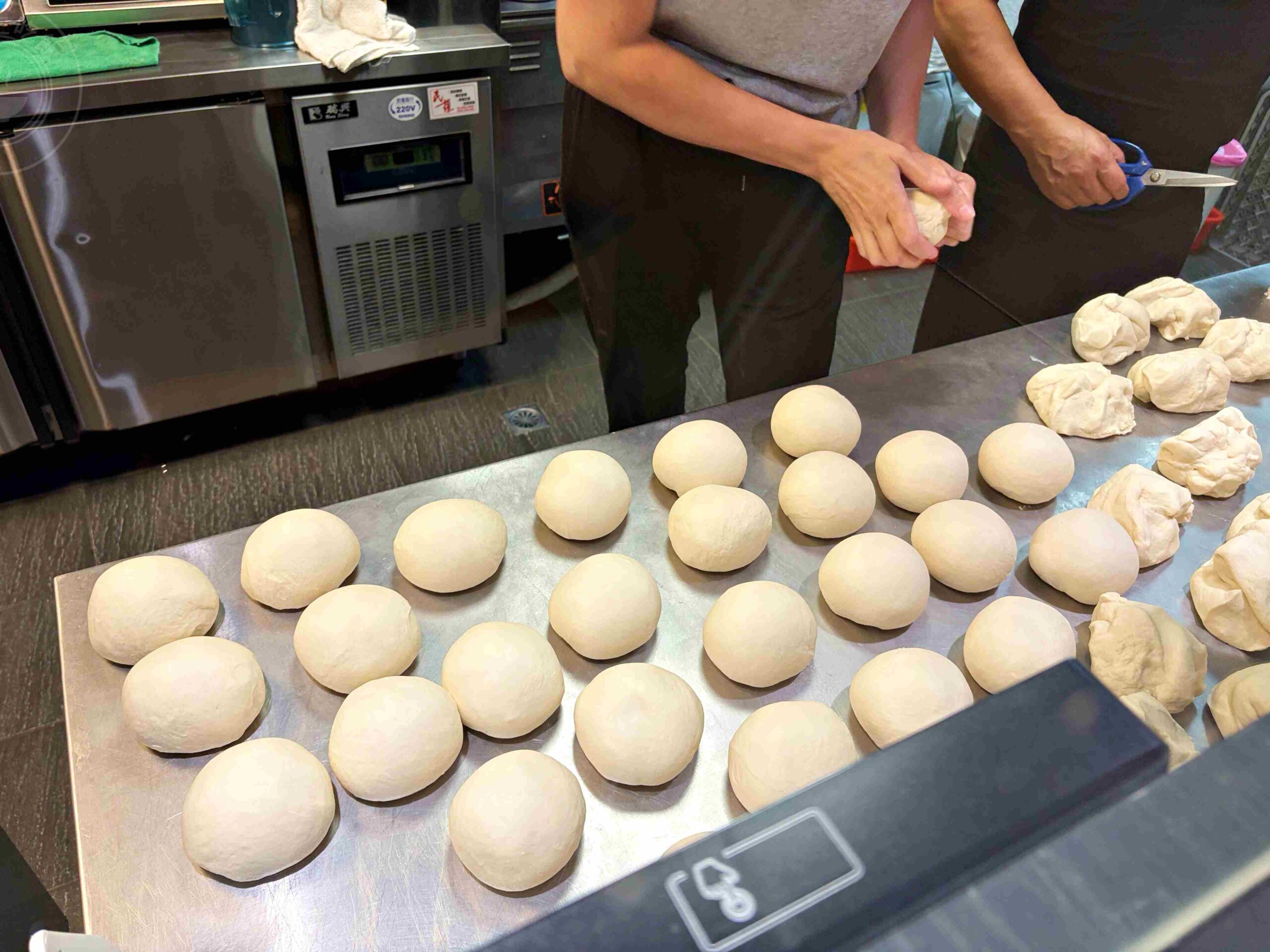 【信義區美食】三隻猴子美食廚房，紐西蘭老闆娘日賣百個的，手工現烤披薩推薦(菜單) @趙先生吃飯