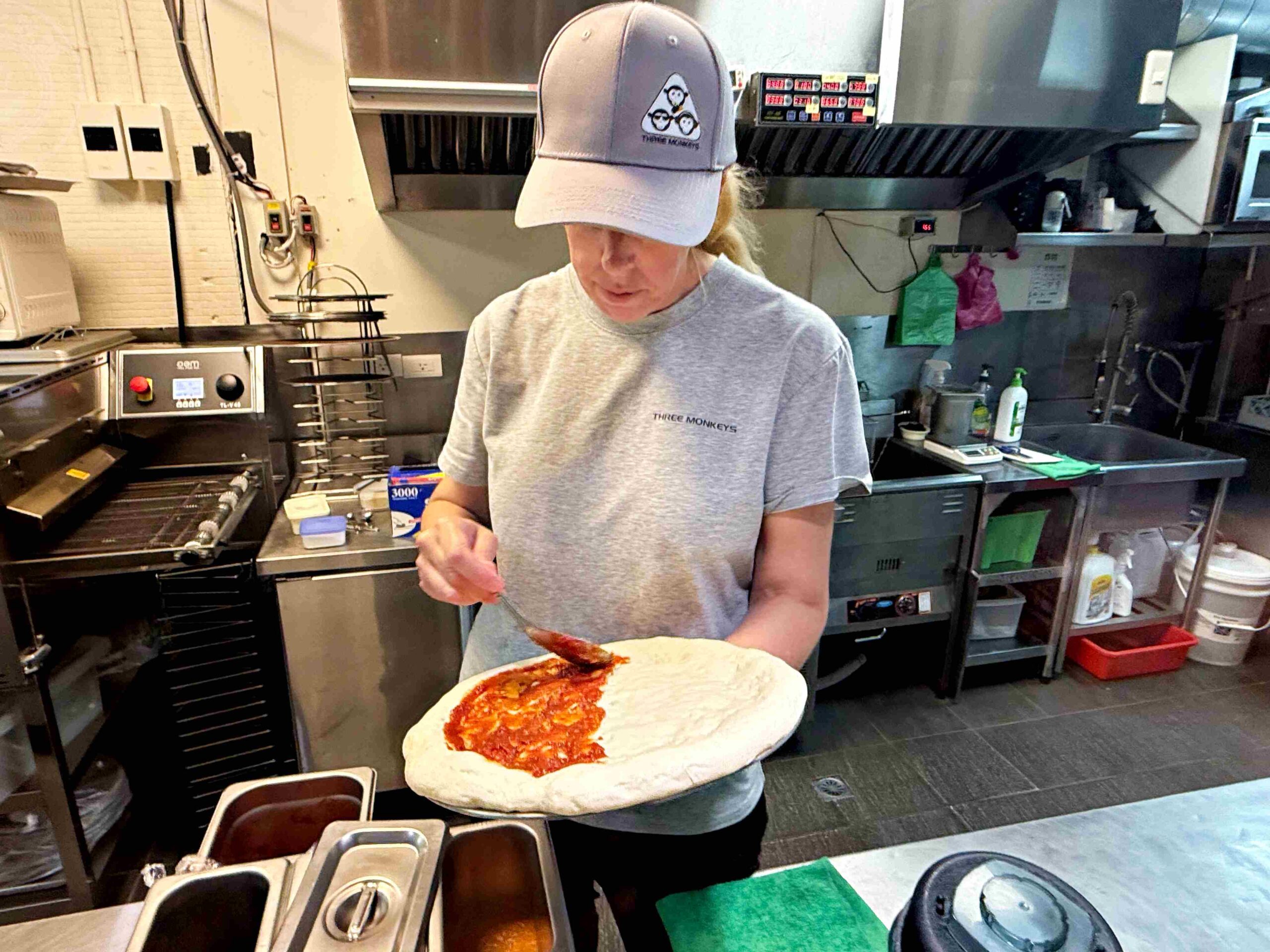 【信義區美食】三隻猴子美食廚房，紐西蘭老闆娘日賣百個的，手工現烤披薩推薦(菜單) @趙先生吃飯