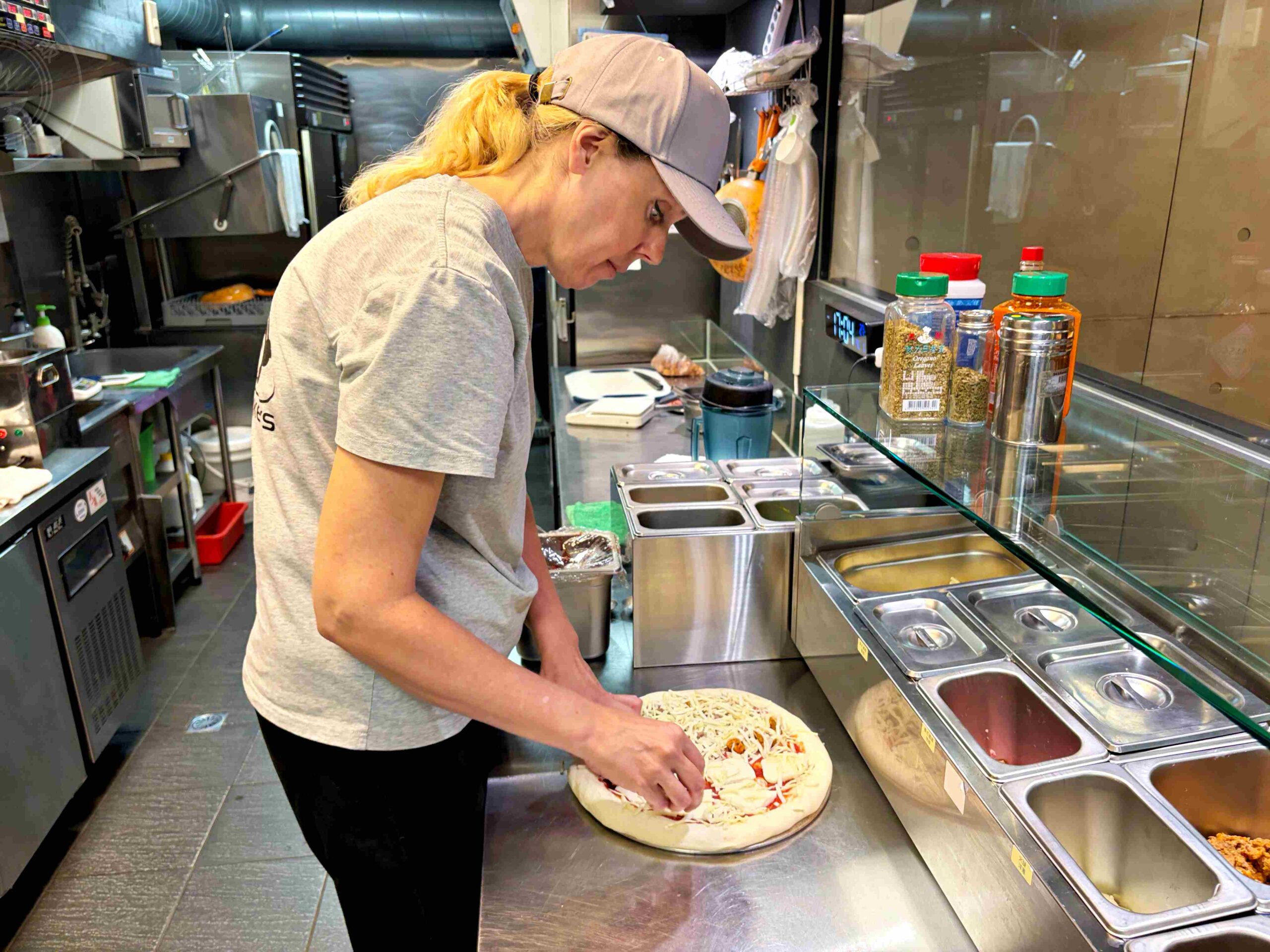 【信義區美食】三隻猴子美食廚房，紐西蘭老闆娘日賣百個的，手工現烤披薩推薦(菜單) @趙先生吃飯