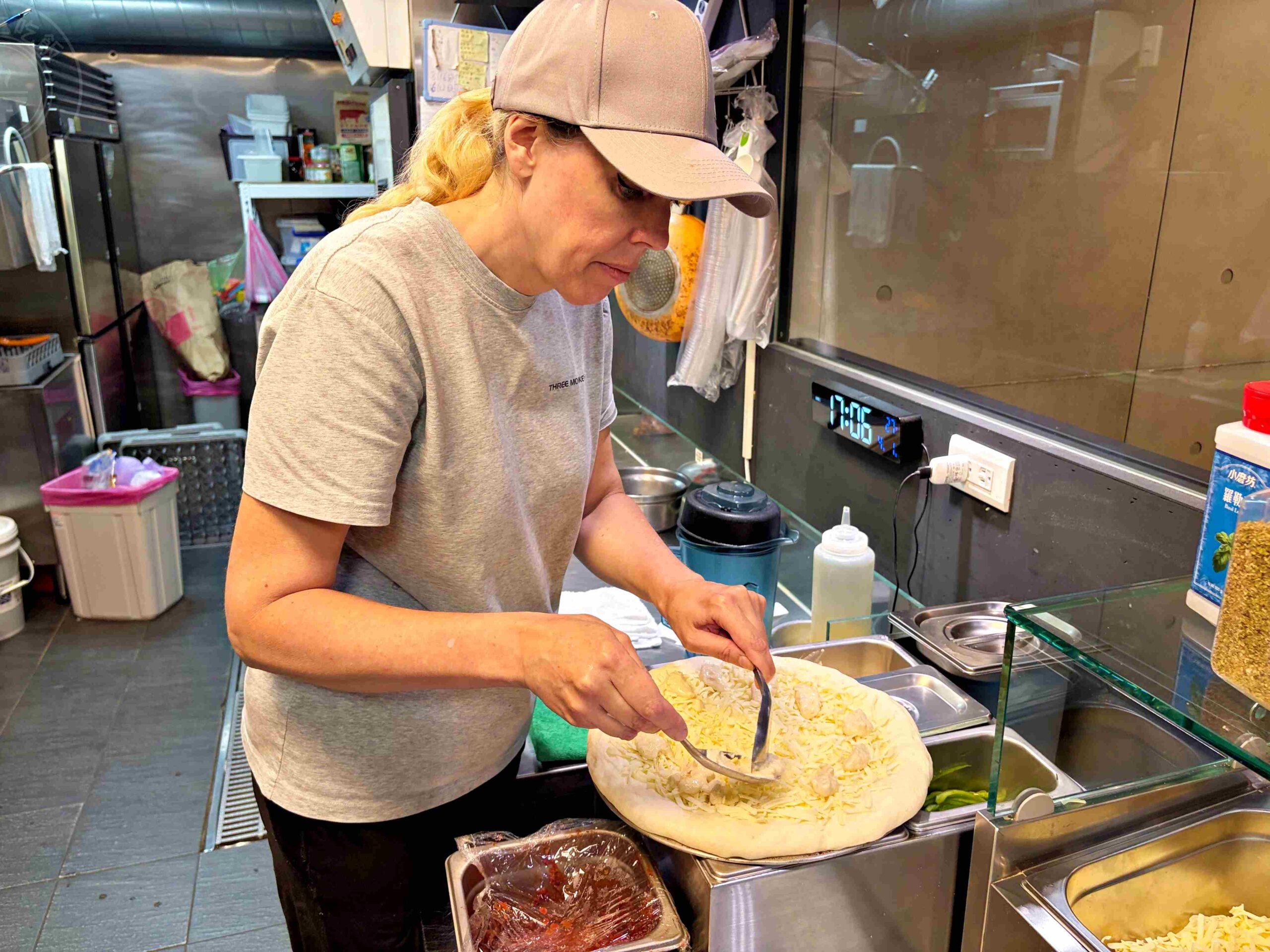 【信義區美食】三隻猴子美食廚房，紐西蘭老闆娘日賣百個的，手工現烤披薩推薦(菜單) @趙先生吃飯
