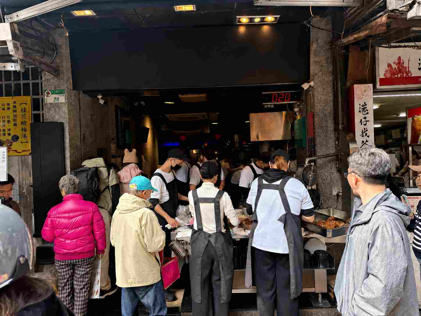 【小巨蛋美食】老陳牛肉麵｜紅燒、清燉任你選，在地人氣牛肉麵店！ @趙先生吃飯